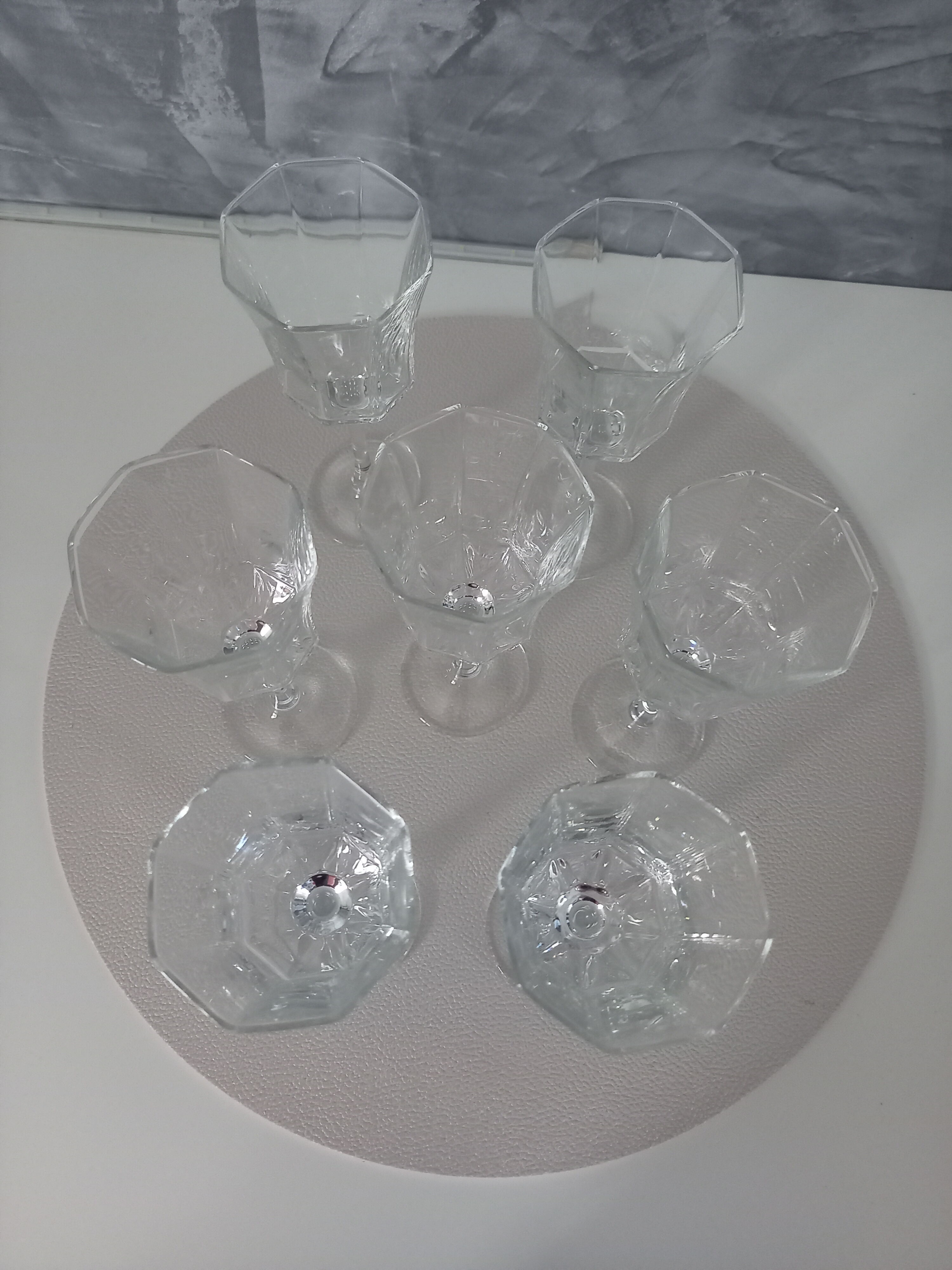 Set of 7 glasses on foot