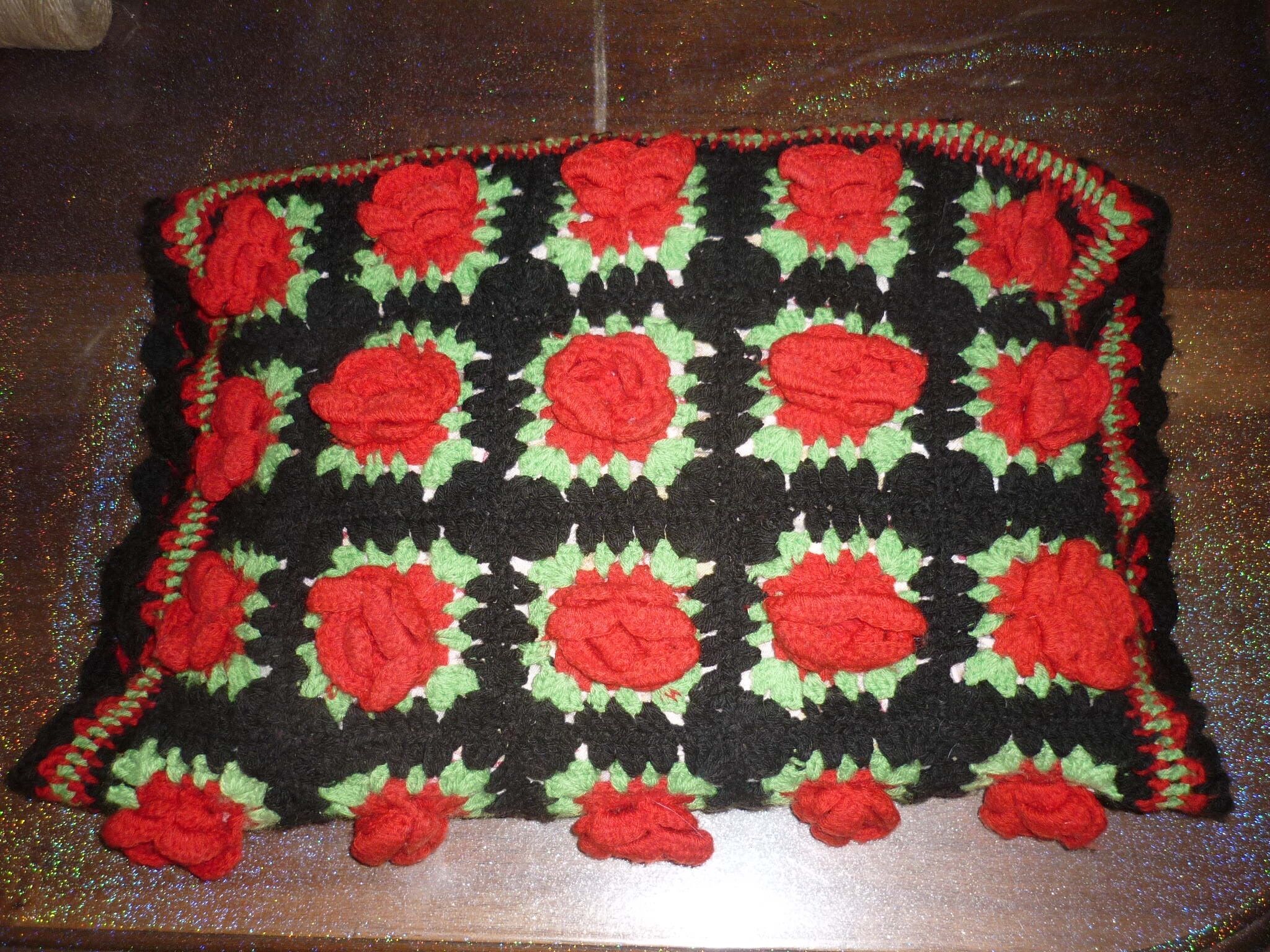 Housse de coussin crochet noir vert et rouge 35X50
