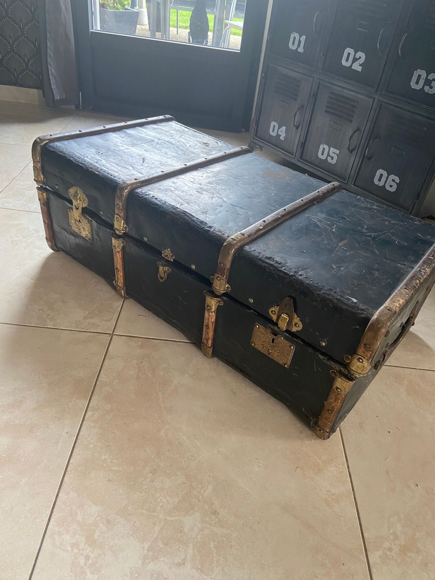 Old trunk in zinc/wood and brass