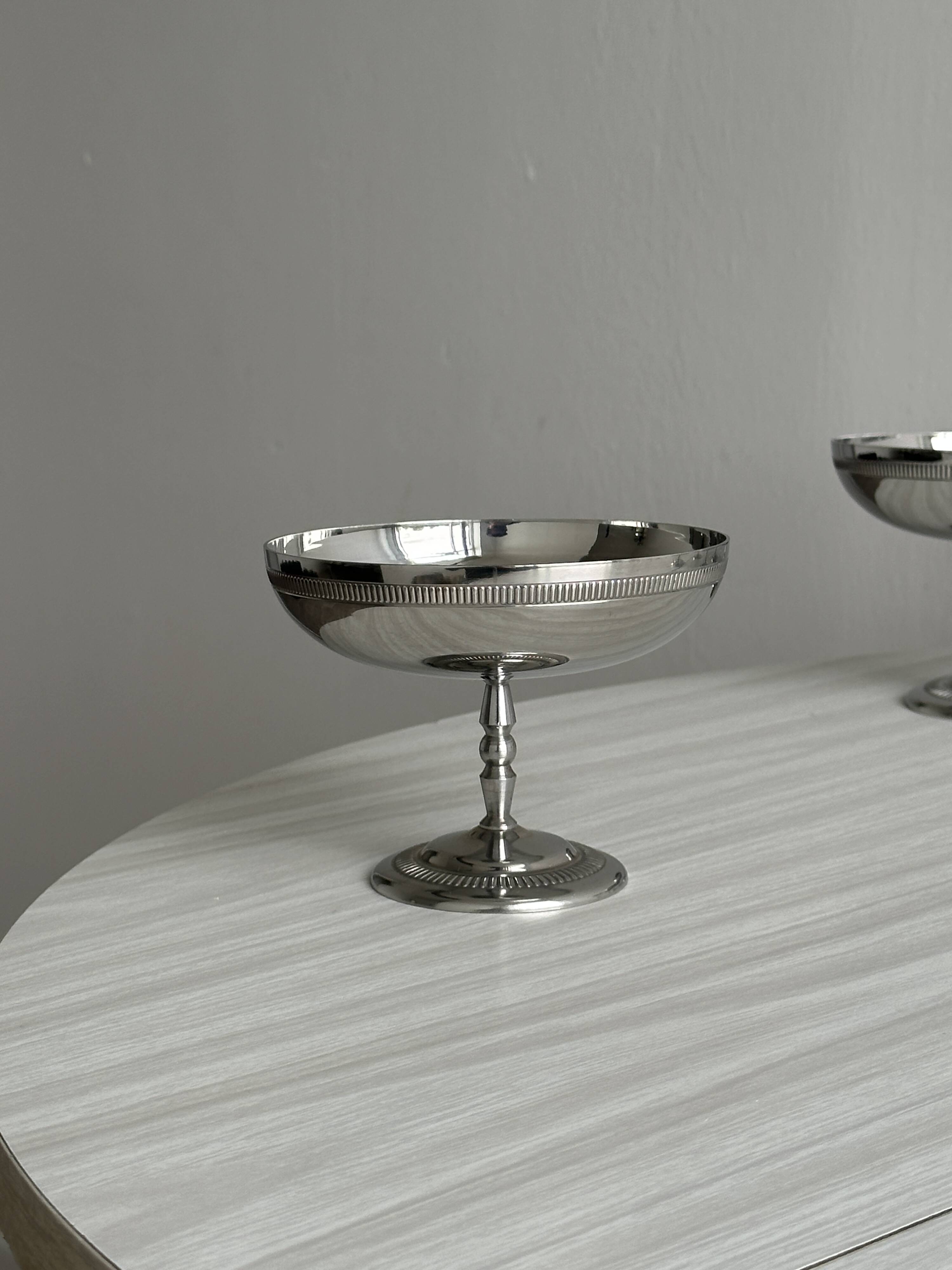 Set of 6 shiny stainless steel footed bowls