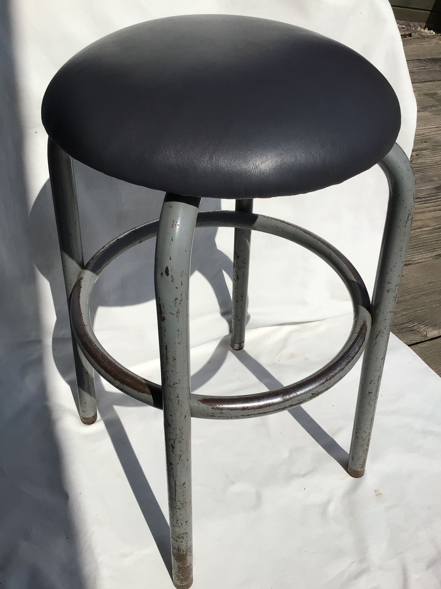 Tabouret industriel assise cuir gris foncé