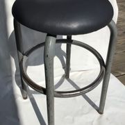 Tabouret industriel assise cuir gris foncé