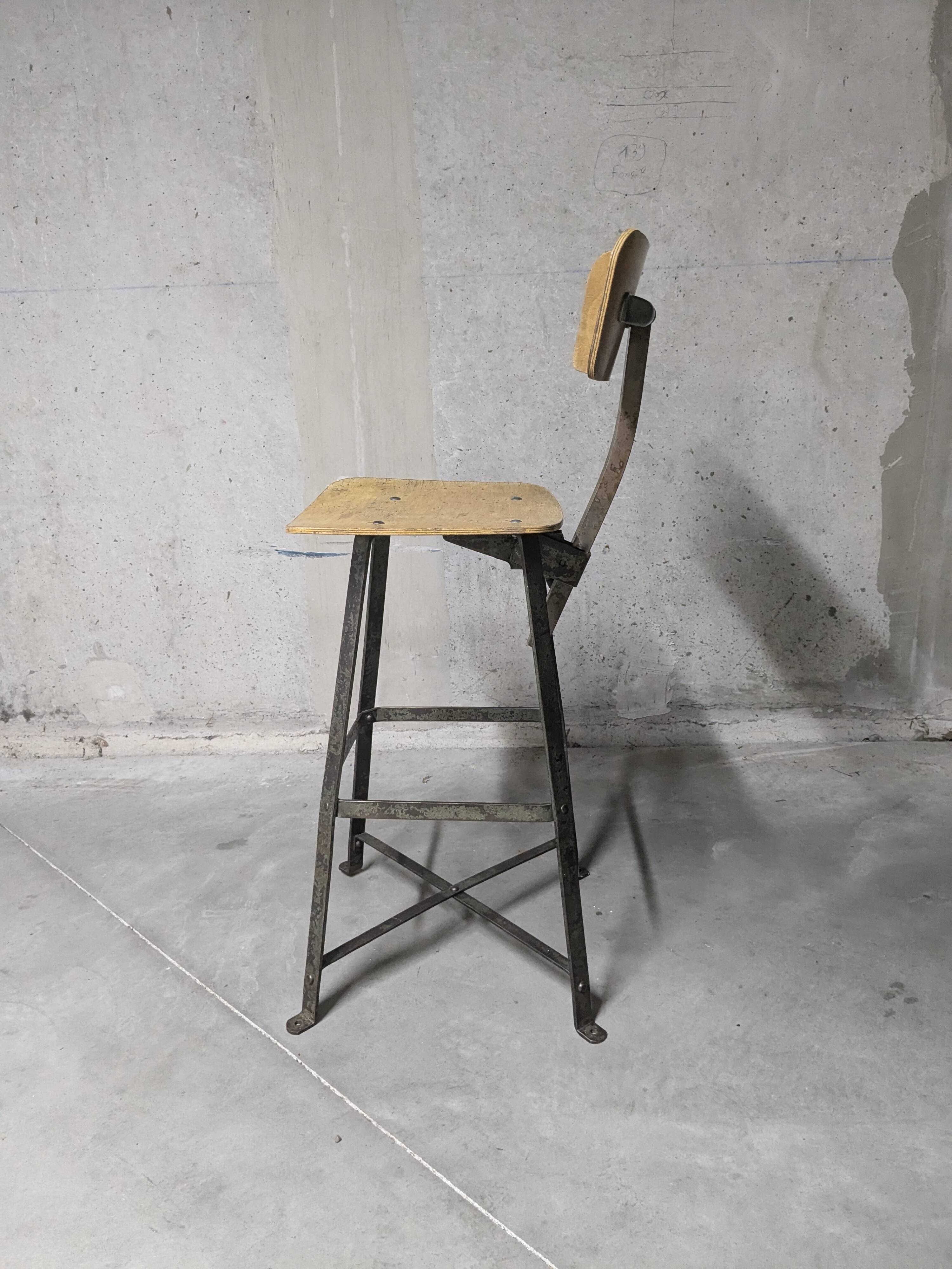 Chaise haute d'atelier Bienaise, chaise industrielle vintage