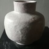 Vase en céramique à couverte blanche crouteuse et craquelée,