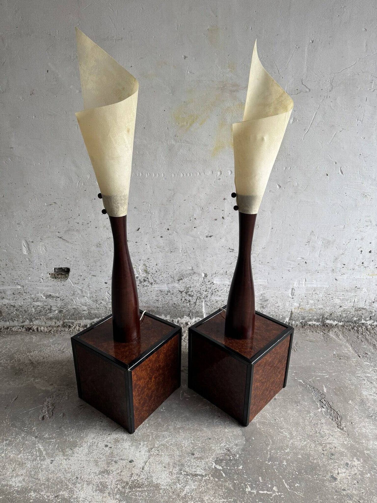 Set de 2 lampes sculpturales beiges avec des bases en bois massif, design organique du milieu du siècle.