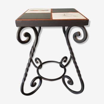 Pedestal table with vintage iron forging plants