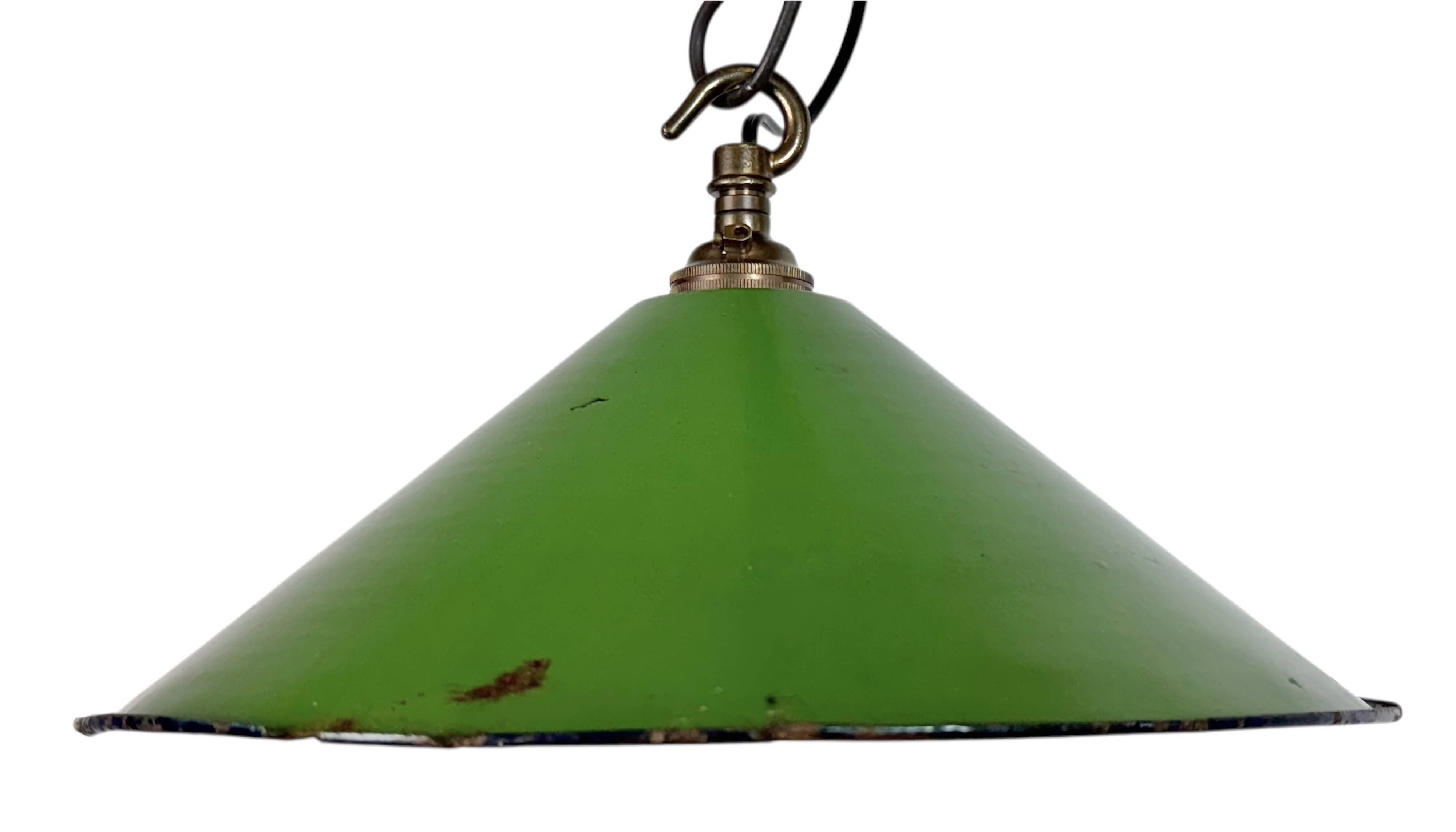 Suspension industrielle britannique en émail vert, années 1950