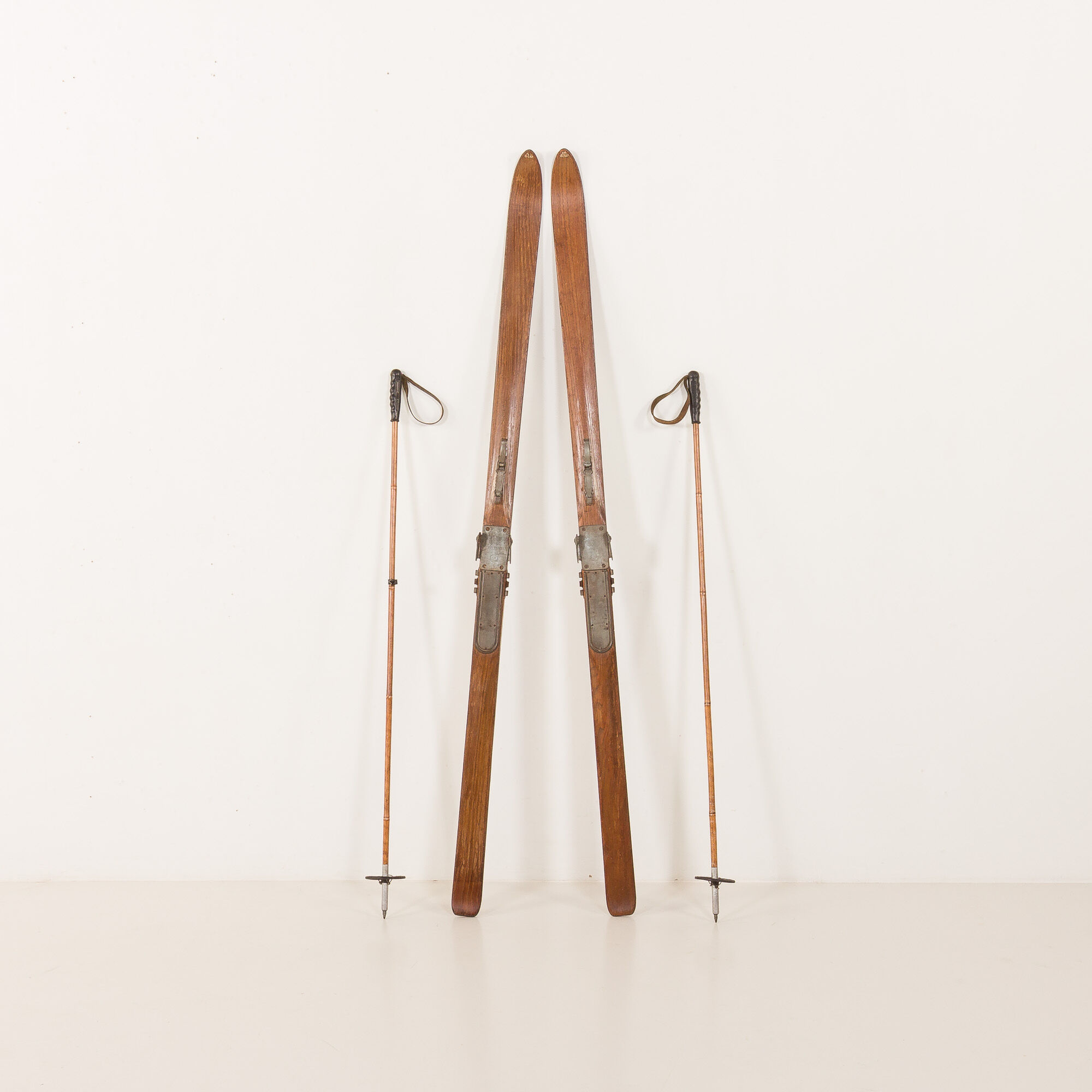 Paire de skis en bois vintage avec fixations Geze Kandahar et bâtons en bambou, années 1950