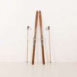 Paire de skis en bois vintage avec fixations Geze Kandahar et bâtons en bambou, années 1950