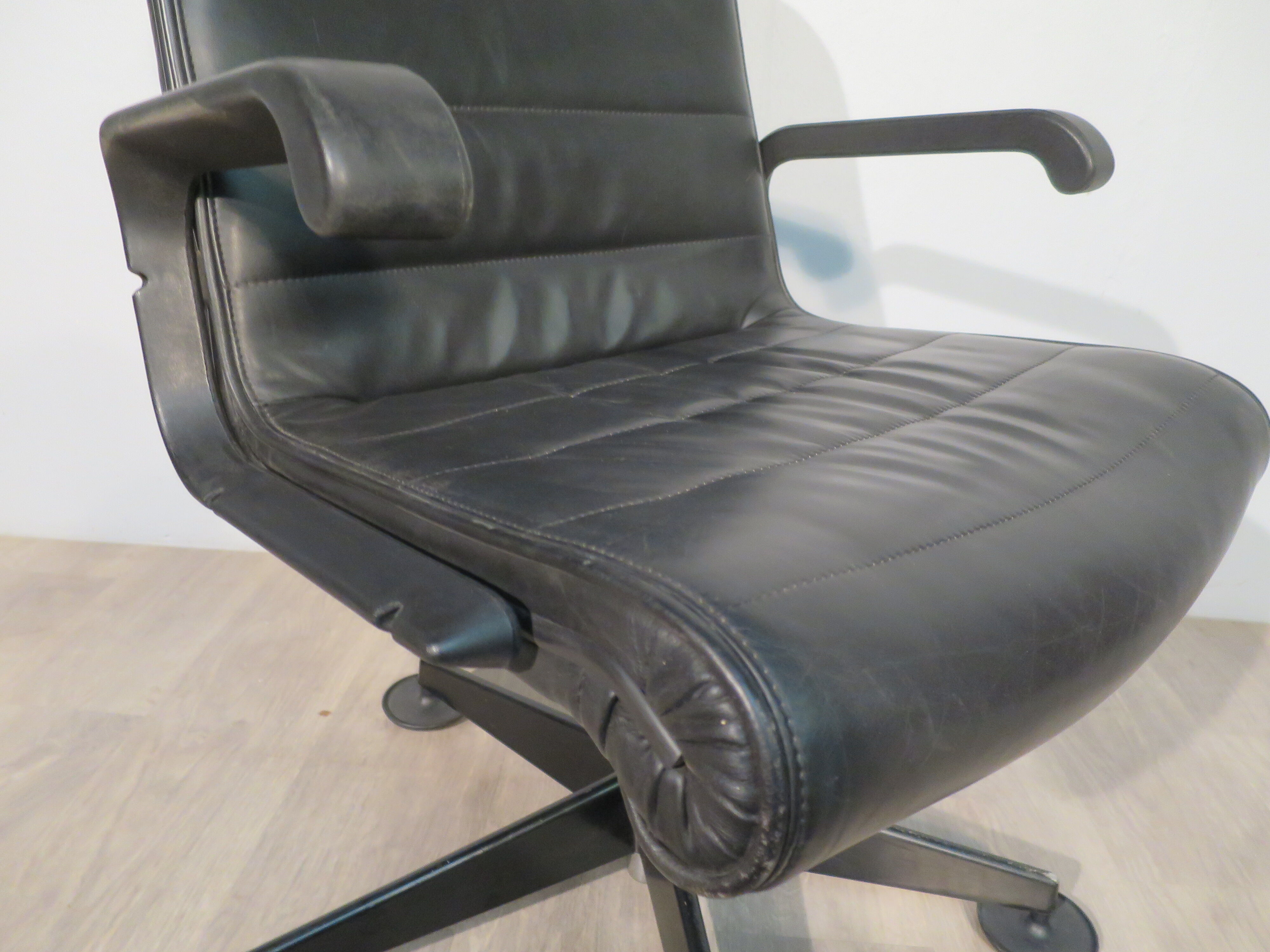 Sapper armchair edited by Knoll