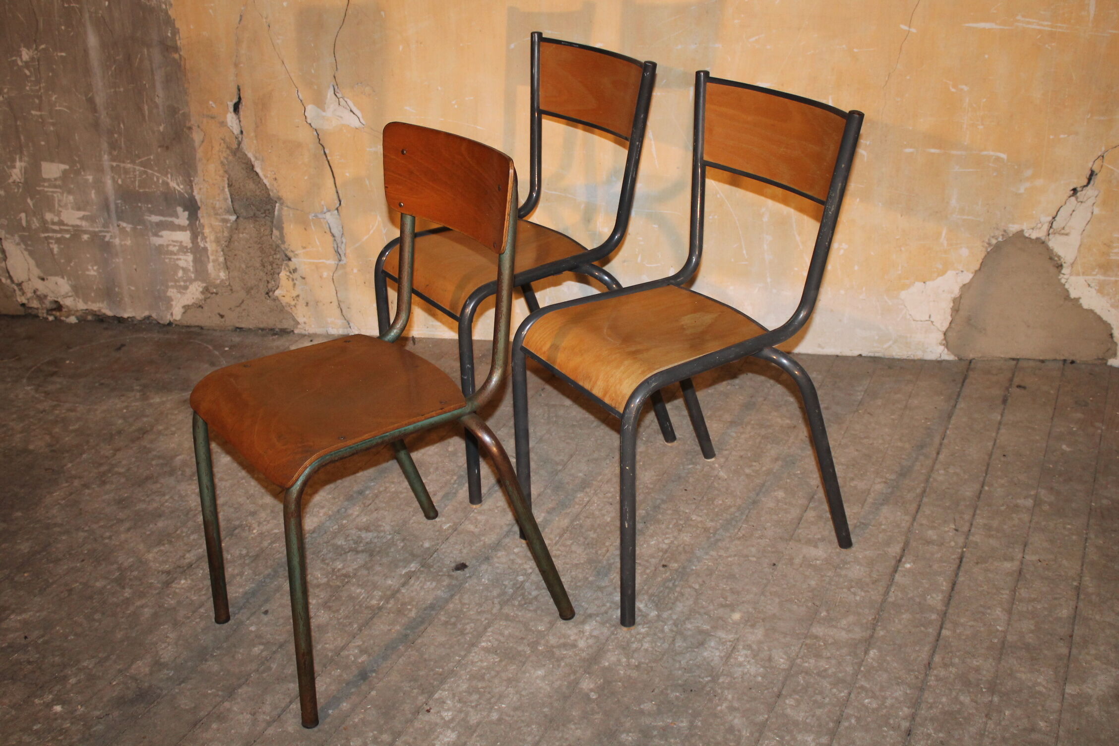 Lot of 25 chairs