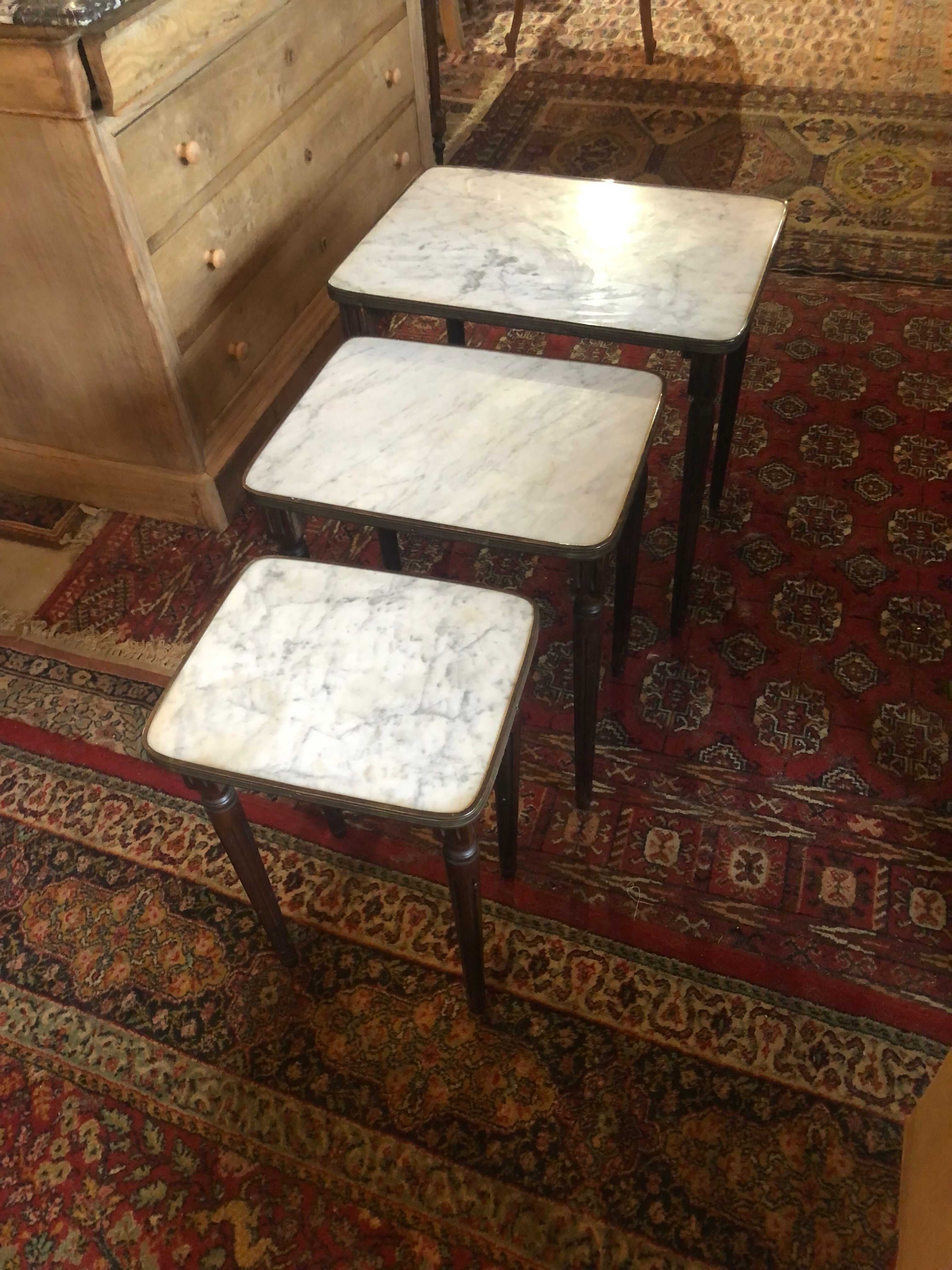 Pull-out tables in brass marble and wood