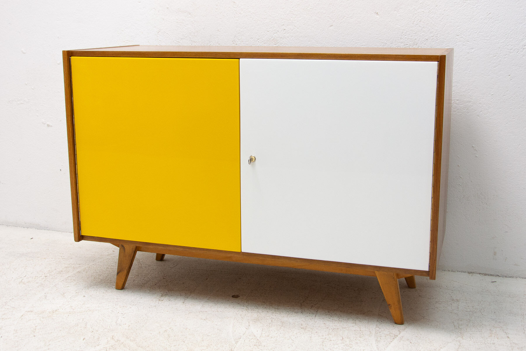 Buffet U-450 du milieu du siècle entièrement restauré par Jiří Jiroutek, années 1960, Tchécoslovaquie