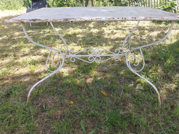Table de jardin en métal ajouré