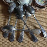 Un lot couverts métal fleuris cuillères à soupe + fourchette