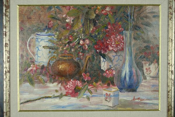Nature morte aux fleurs roses et aux pots bleus.