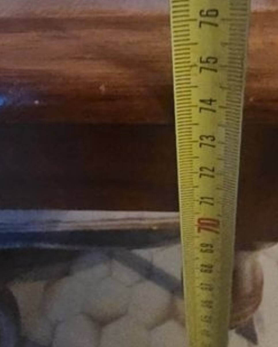 Table de style Louis-Philippe, en bois, avec tiroir et pieds tournés.
