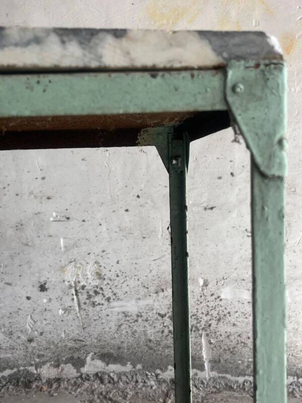 Table d’appoint industrielle en métal à deux niveaux