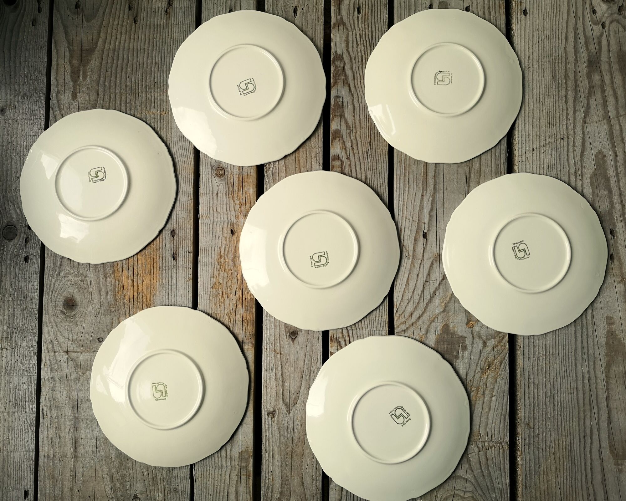7 large saucers Sarreguemines in off-white faience