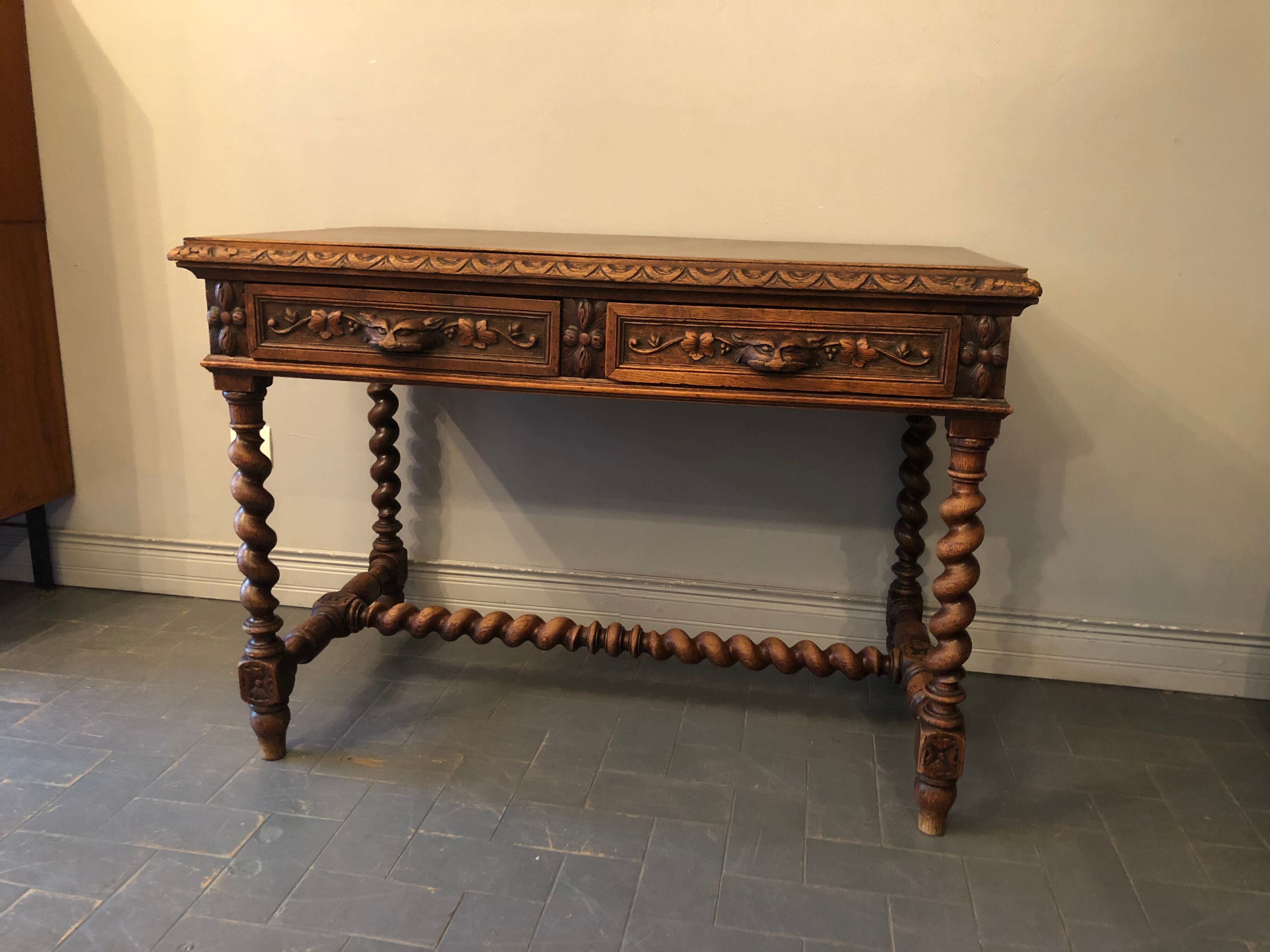 Bureau en bois sculpté