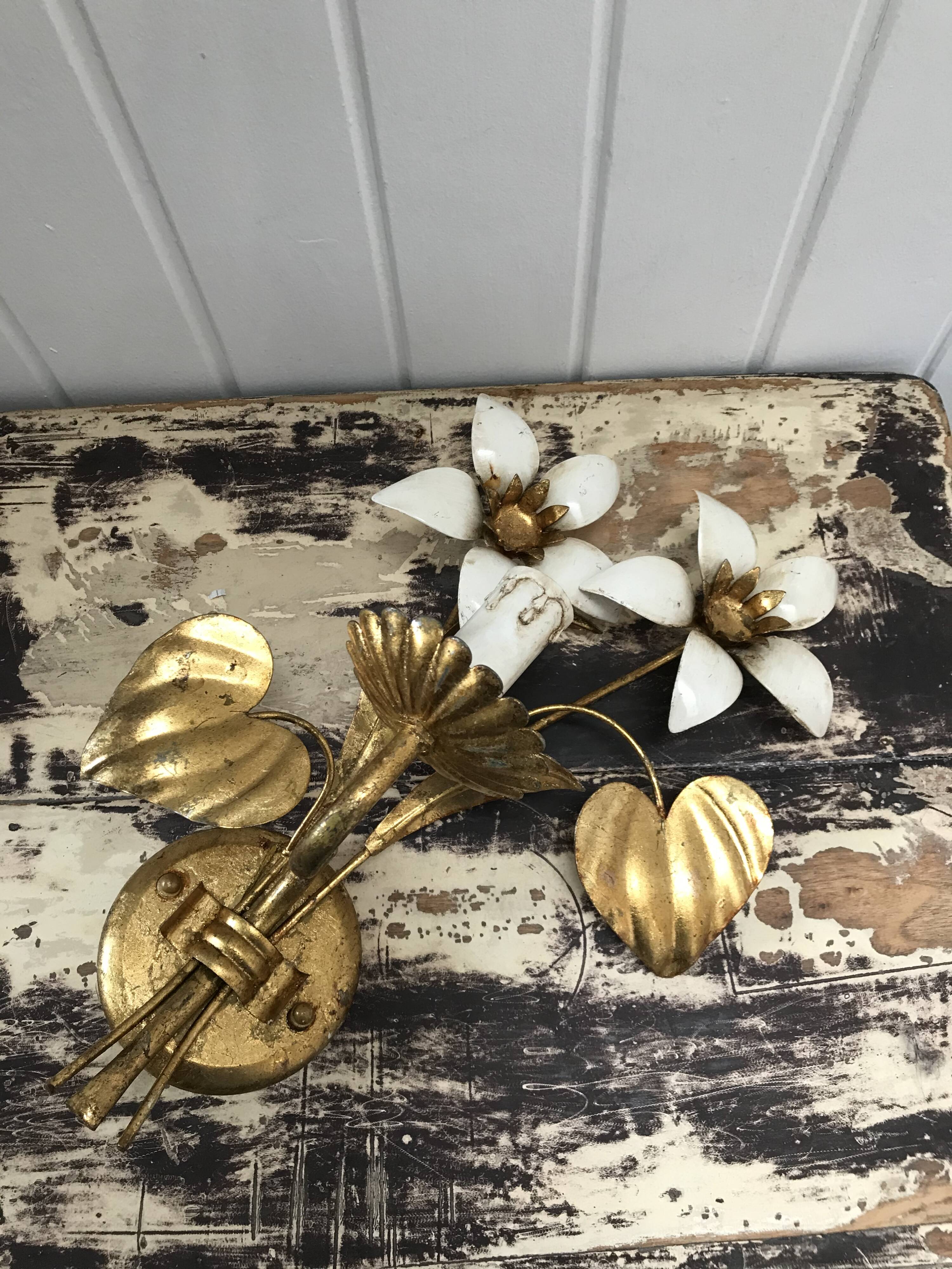 OLIVE BRASS FLOWER WALL LAMP