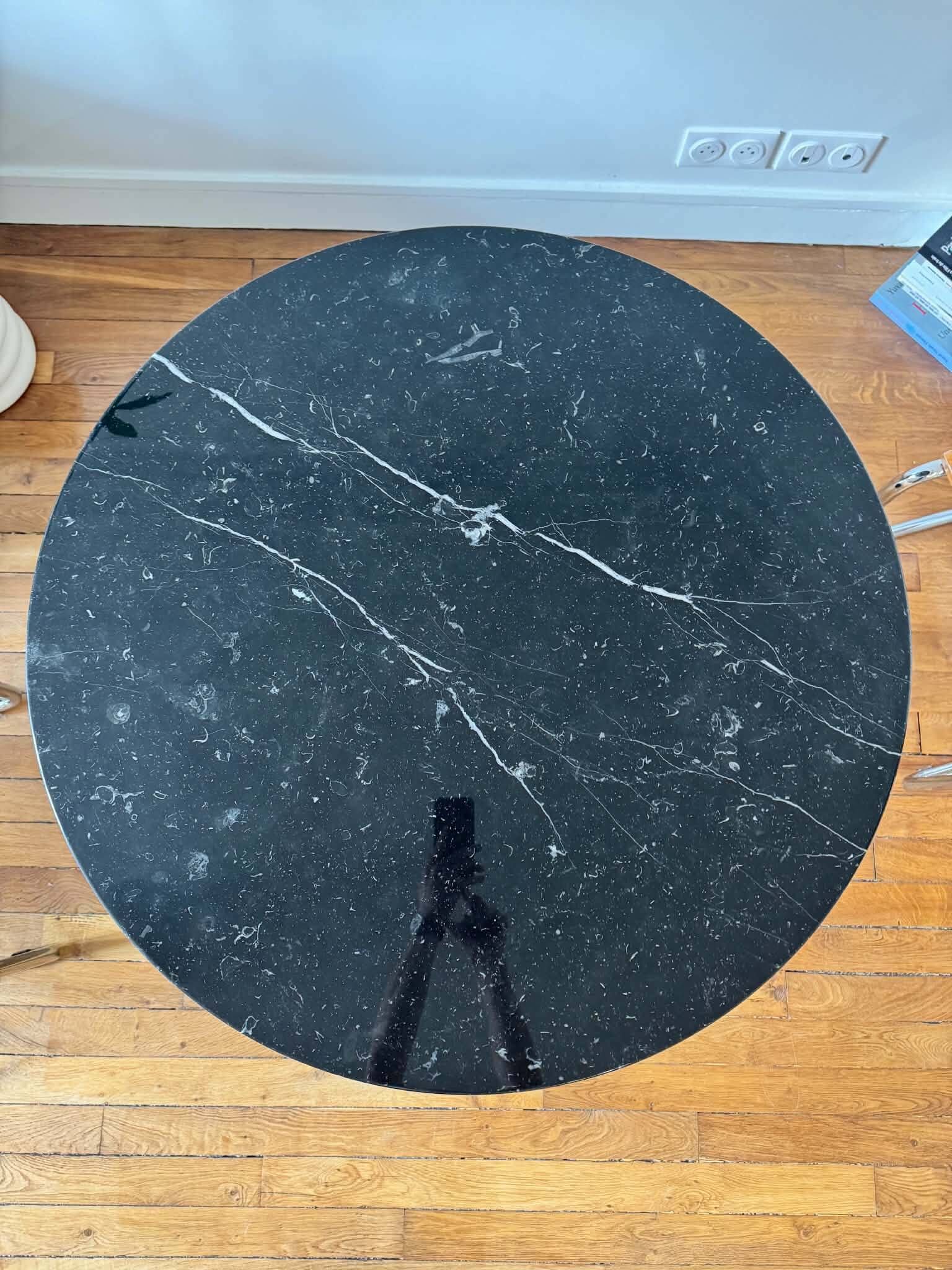 Table noire Tulipe Saarinen Knoll 90cm en marbre