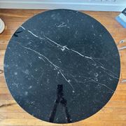 Table noire Tulipe Saarinen Knoll 90cm en marbre