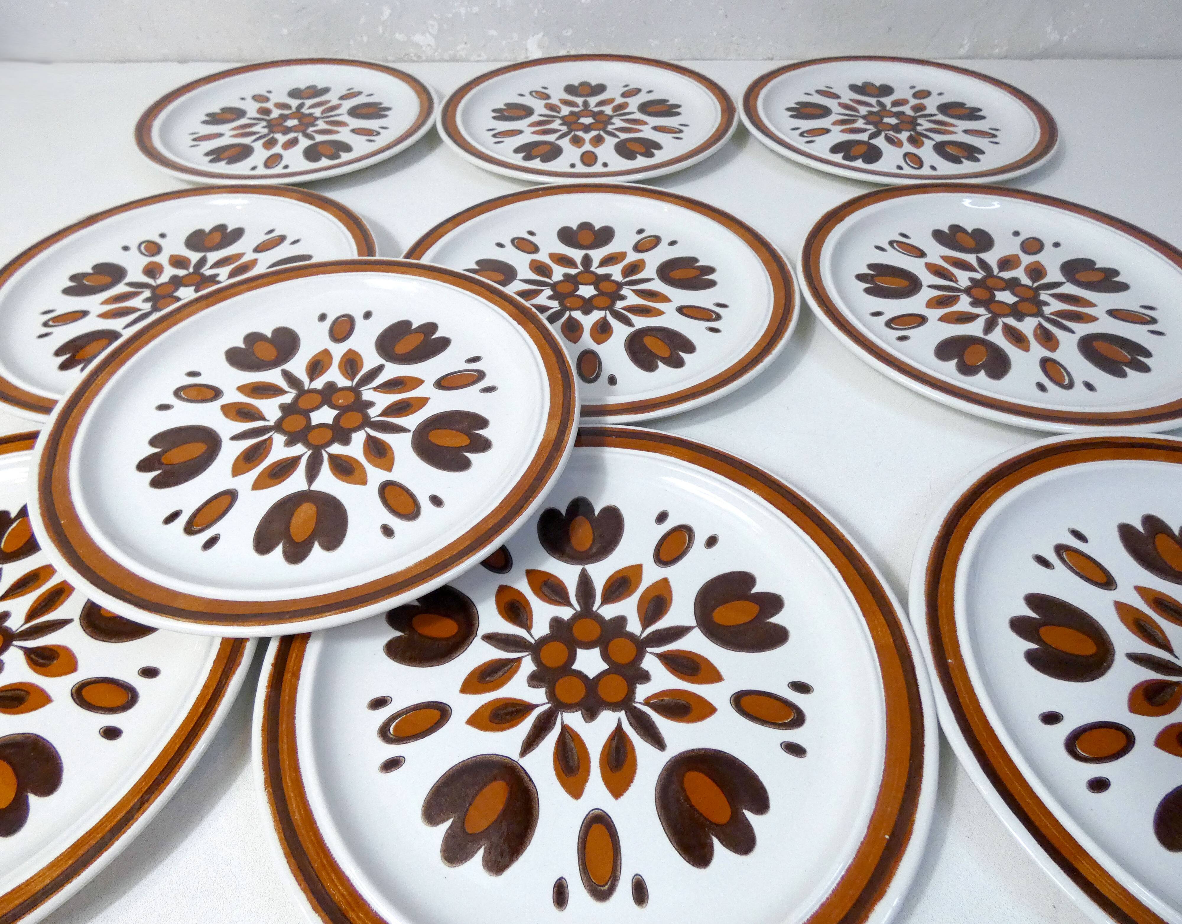 10 flat earthenware plates