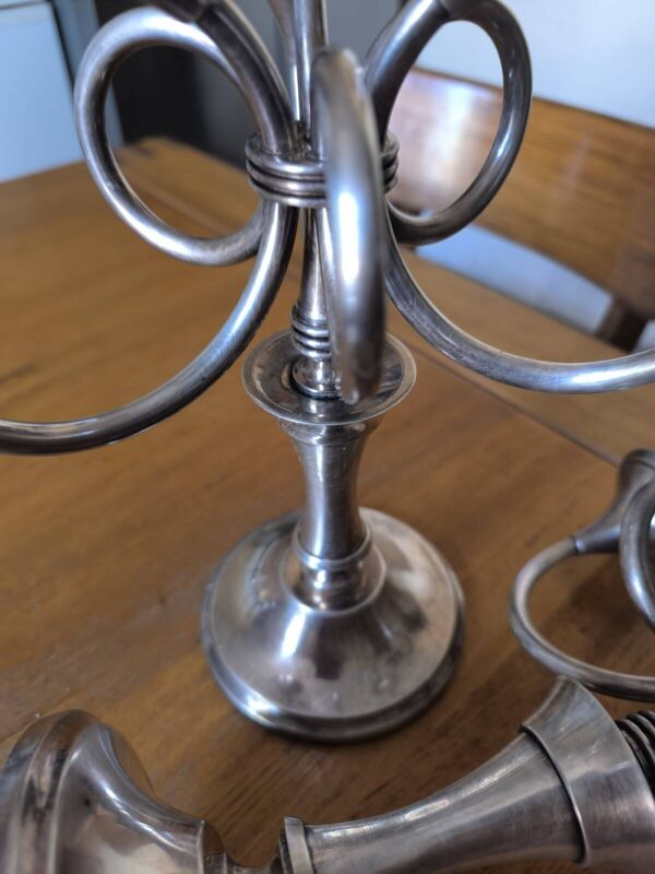 Ercuis paire de chandeliers modèle Cheverny en métal argenté décor cors de chasse