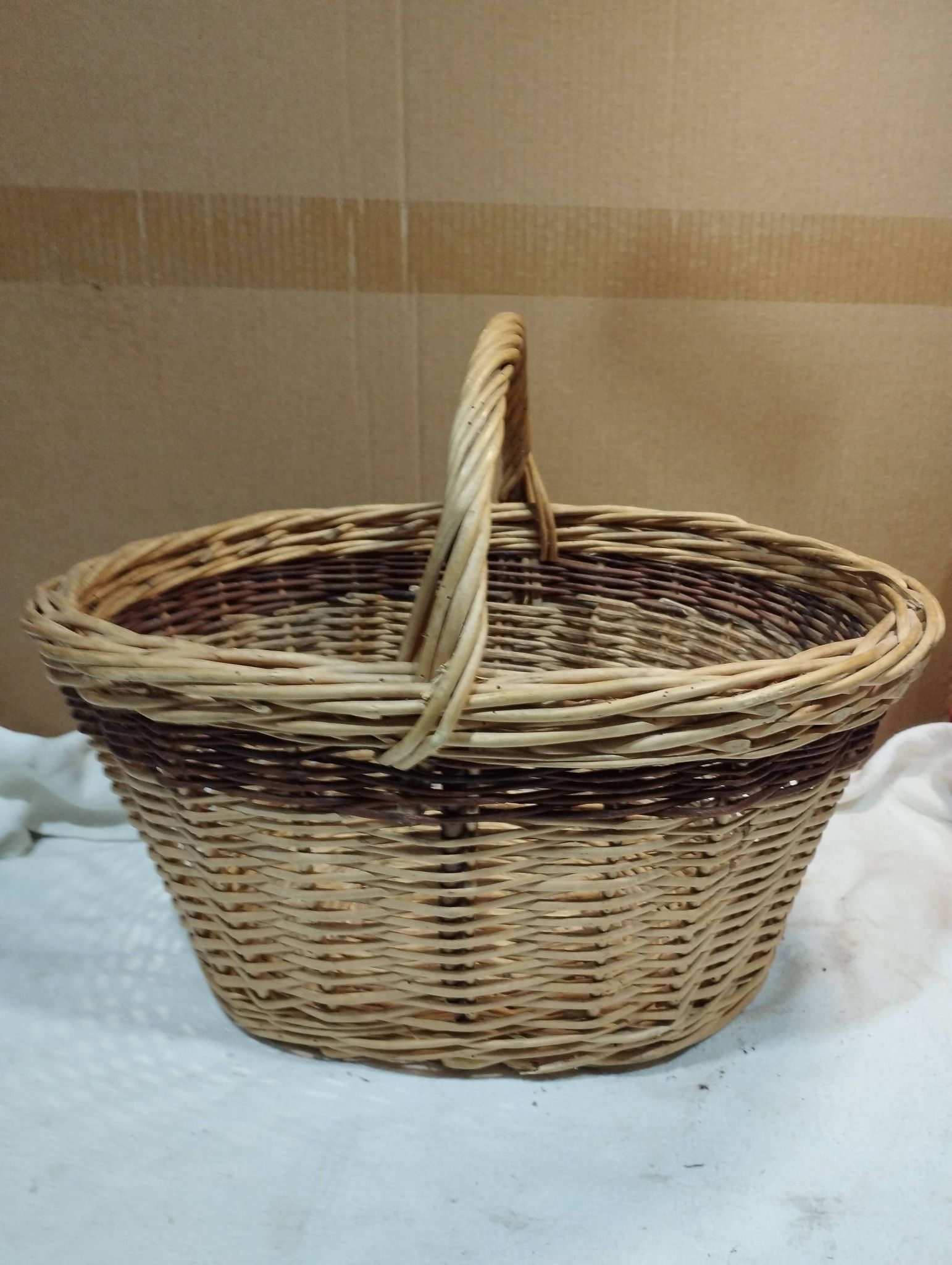 Ancien panier en osier bi couleur
