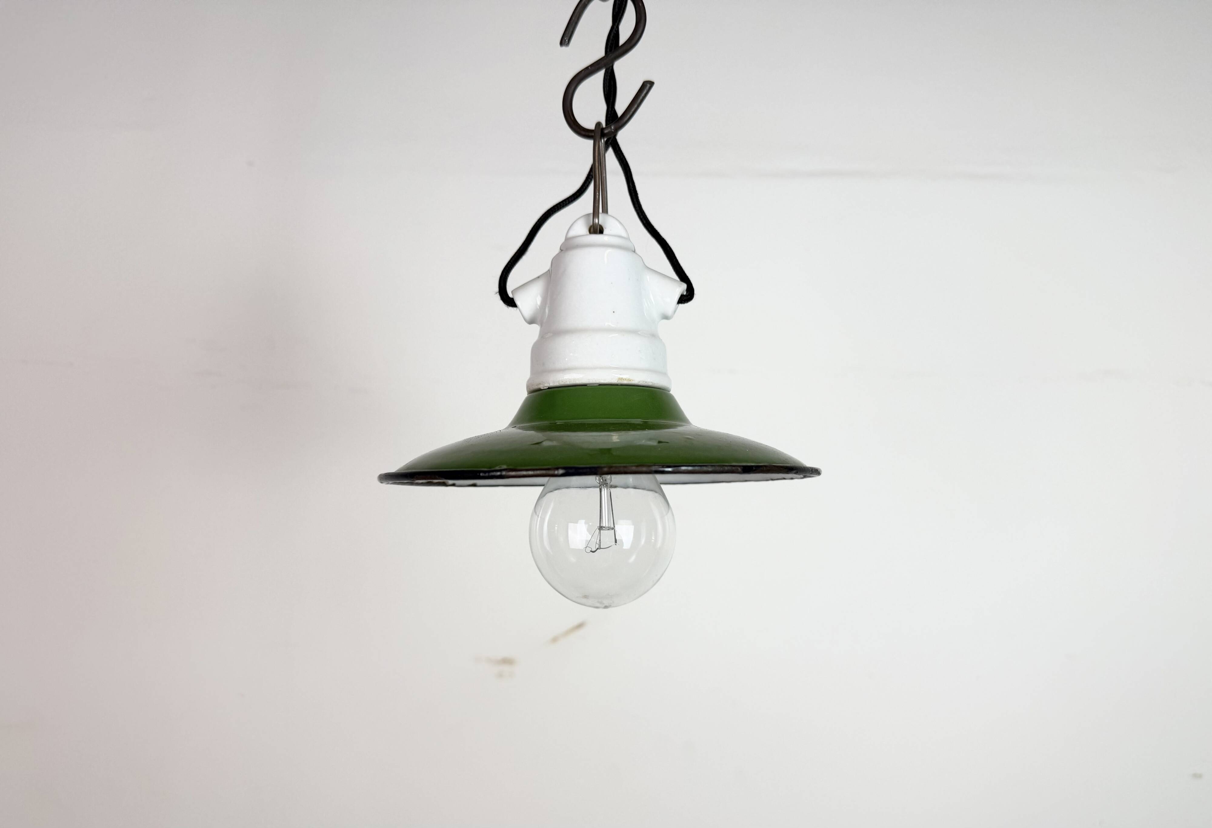 Suspension industrielle en émail vert, années 1950