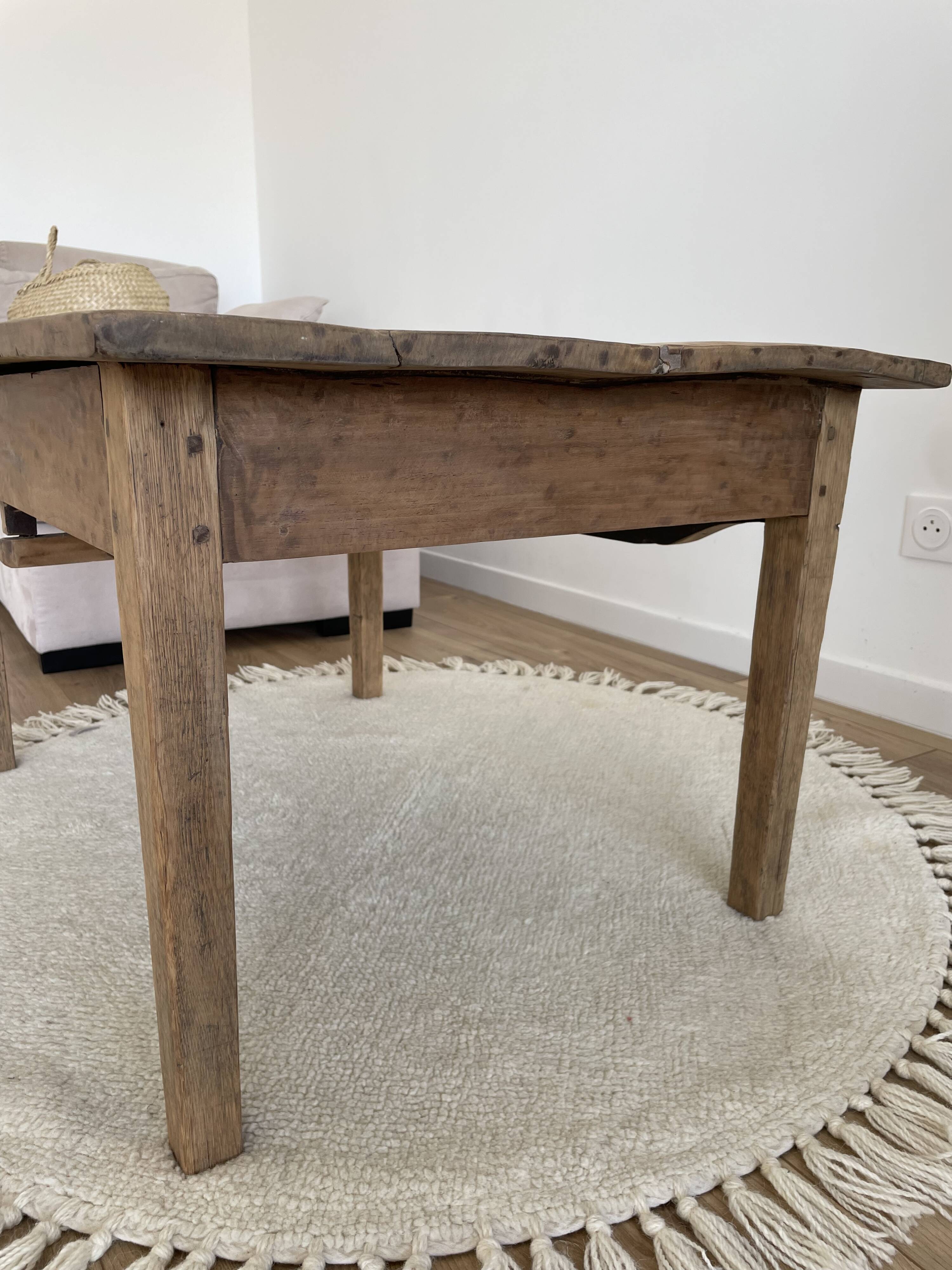 Table basse de ferme ancienne en bois brut