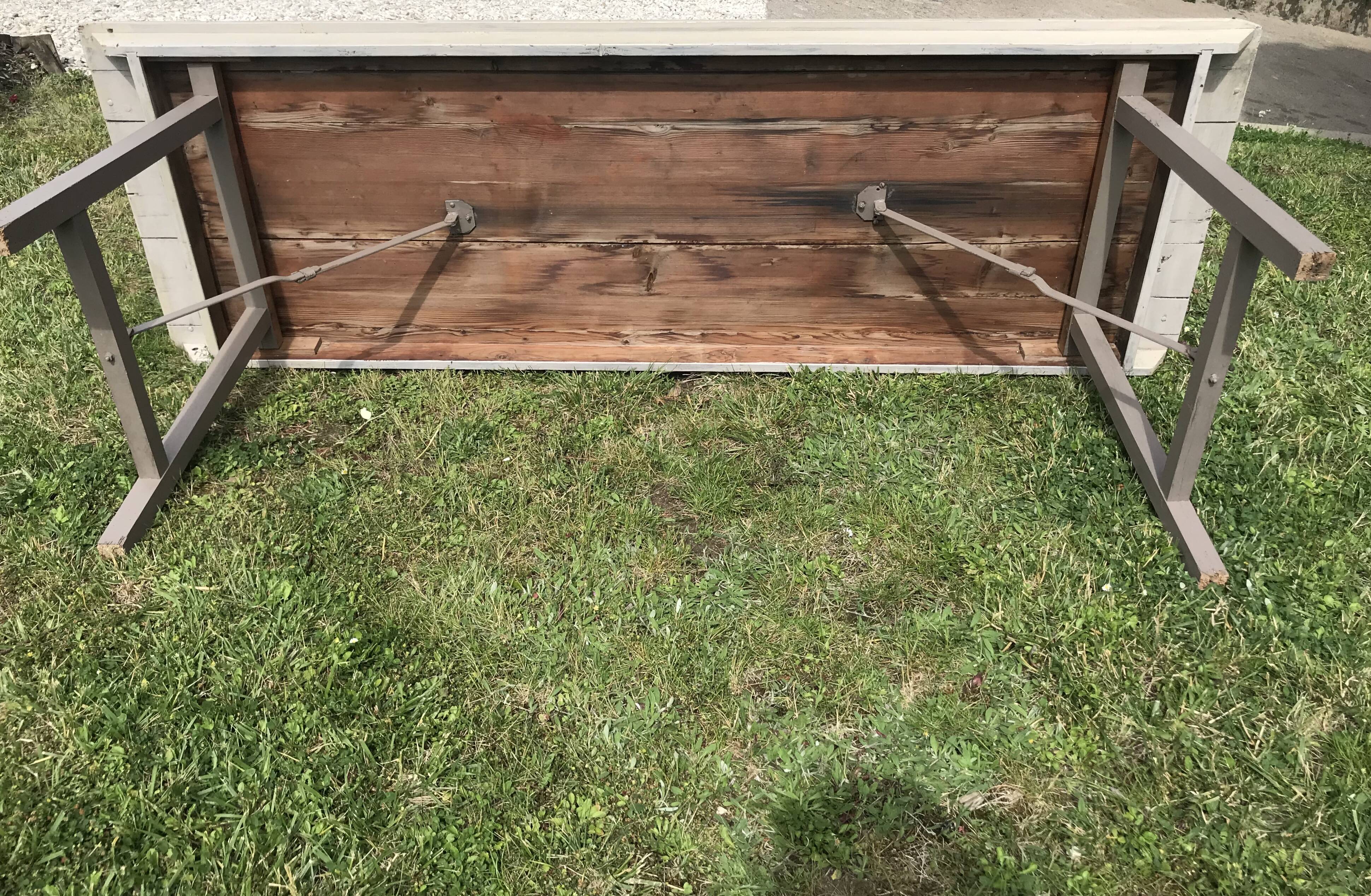 Folding table in wood and iron