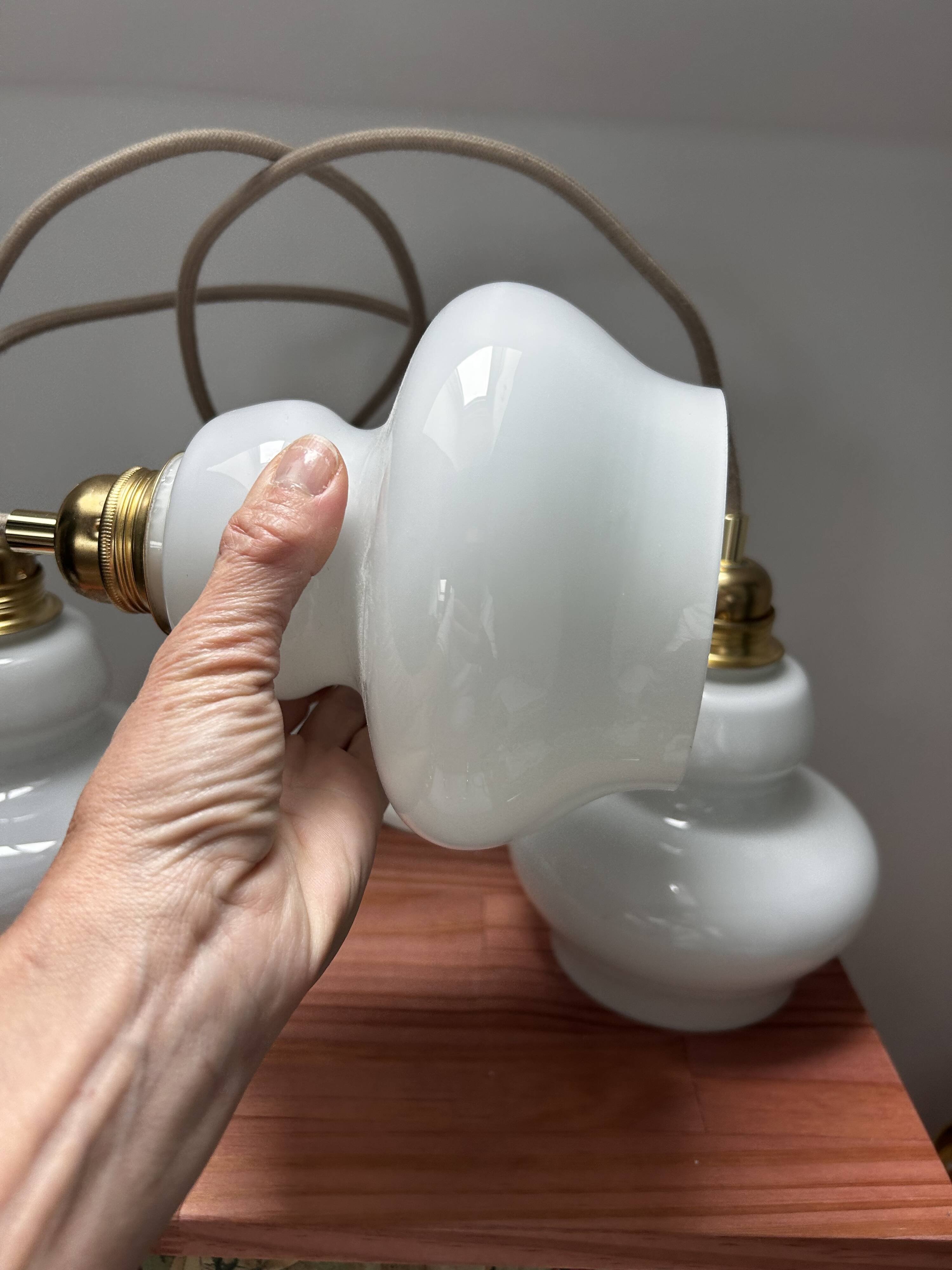 Lot de trois suspensions scandinaves en opaline blanche