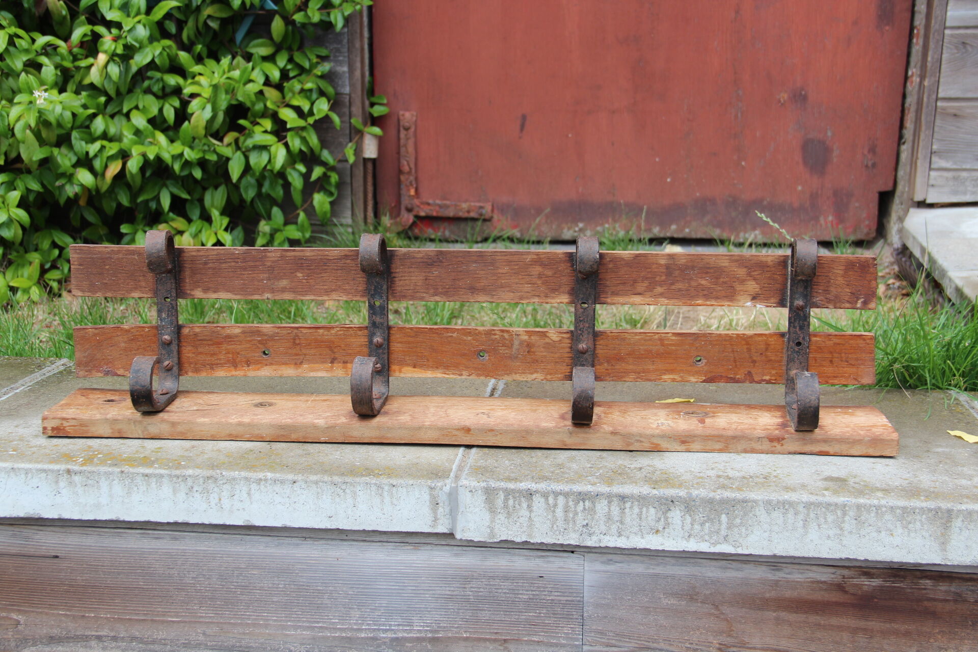 Old workshop coat hanger at 4 patères