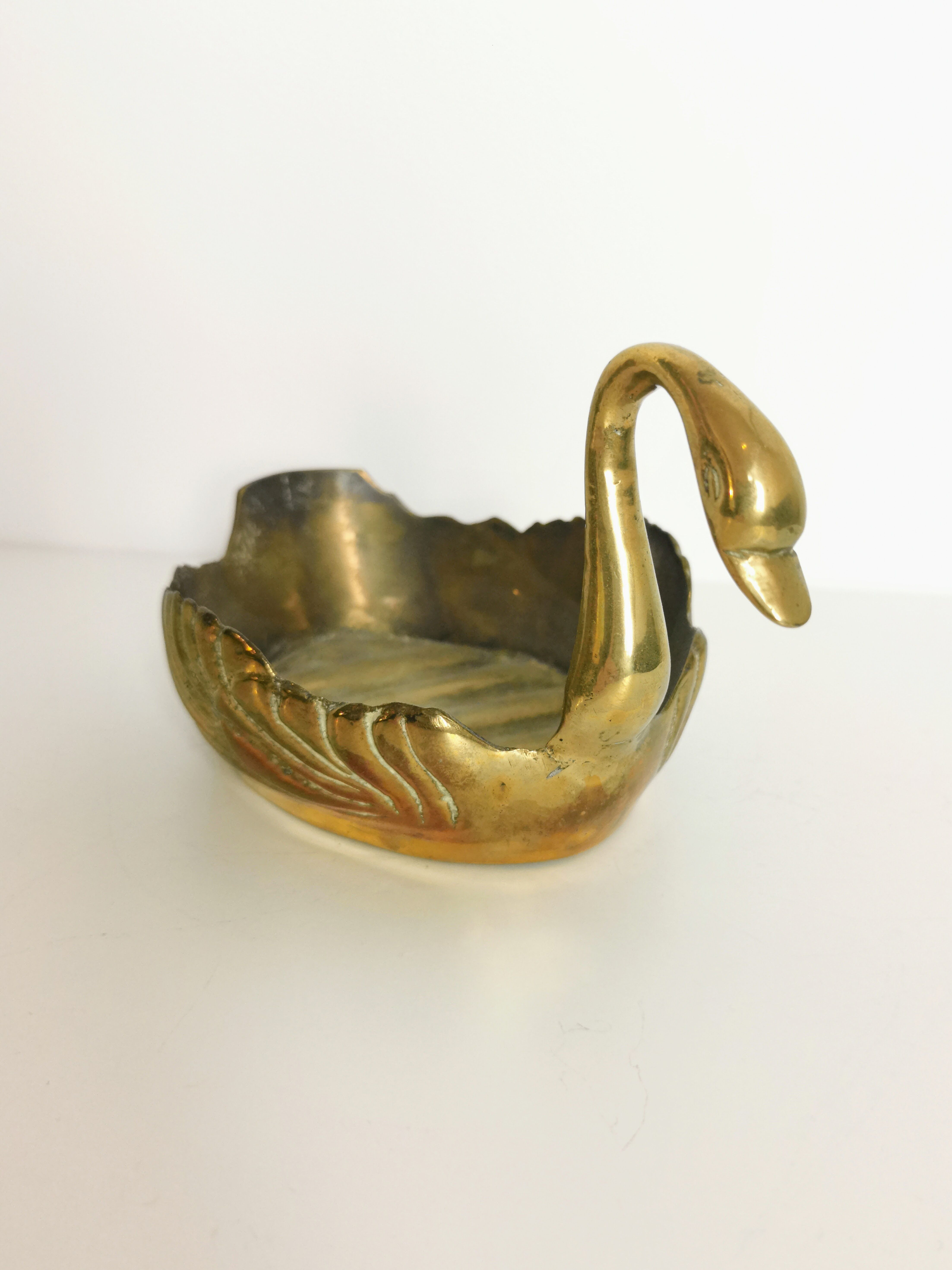 Brass empty-pocketed swan