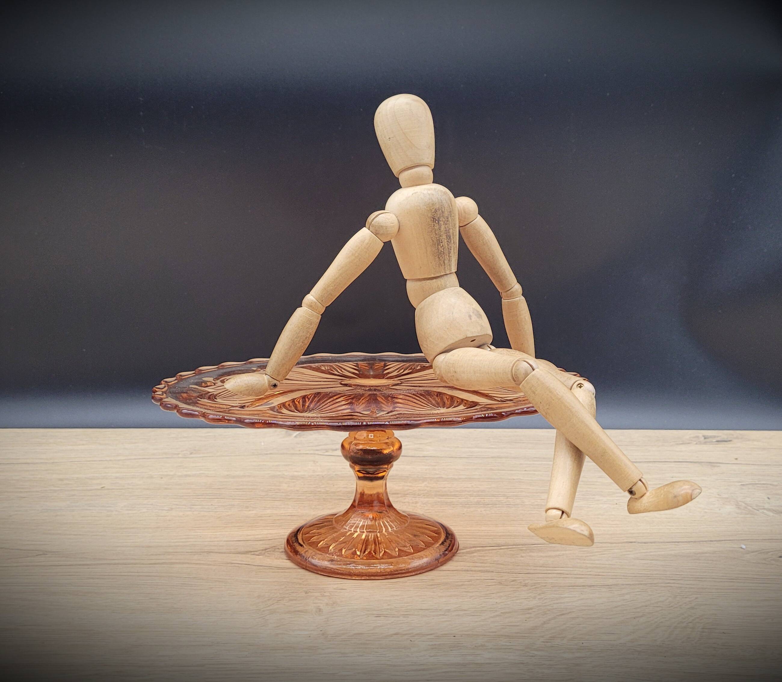Cake dish on pink foot