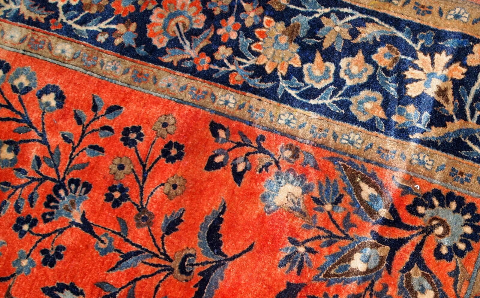 Handmade antique Persian Sarouk rug 4' x 6.4' (122cm x 195cm) 1920s - 1B785