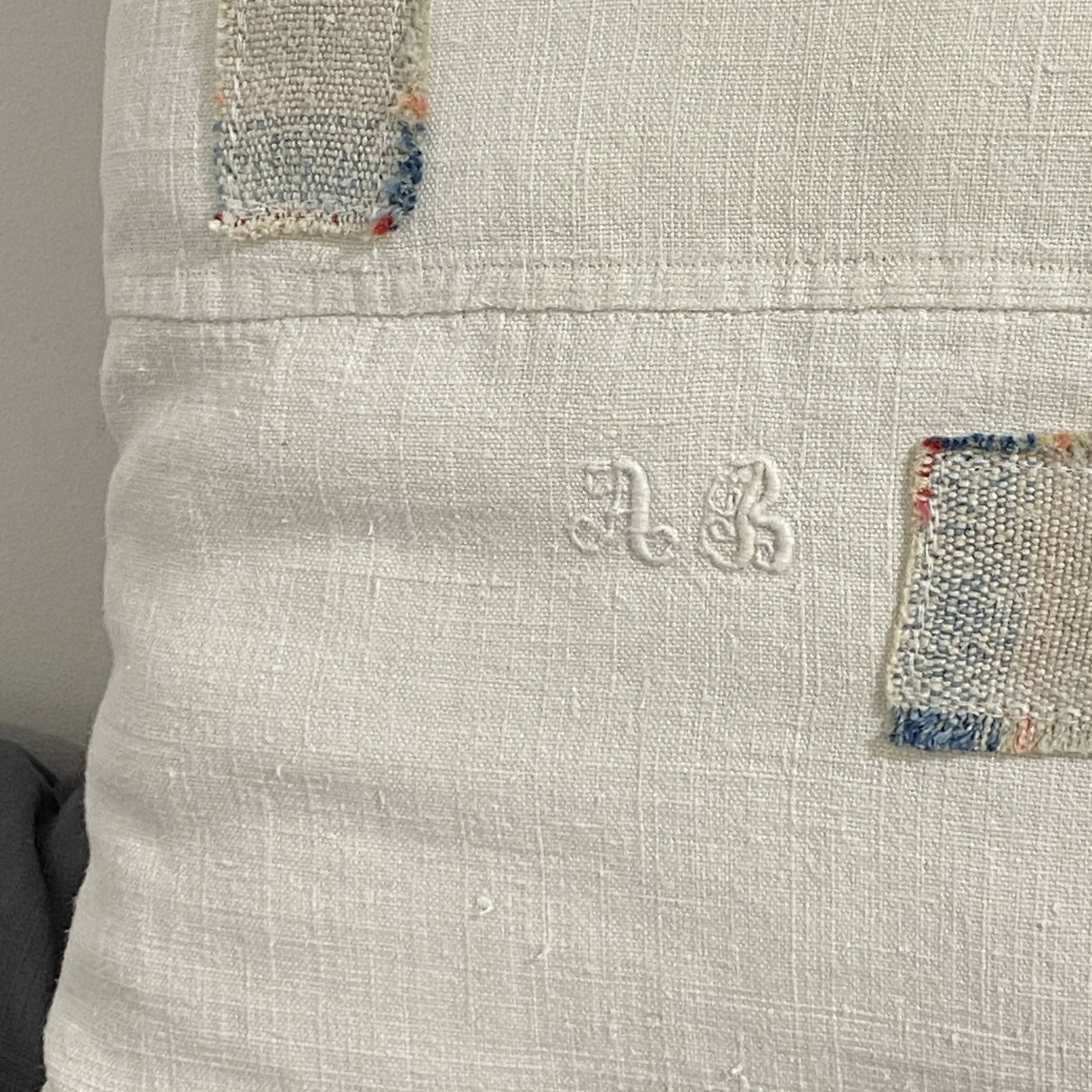 Coussin carré en toile ancienne style kilim tissé, patché, monogramme AB