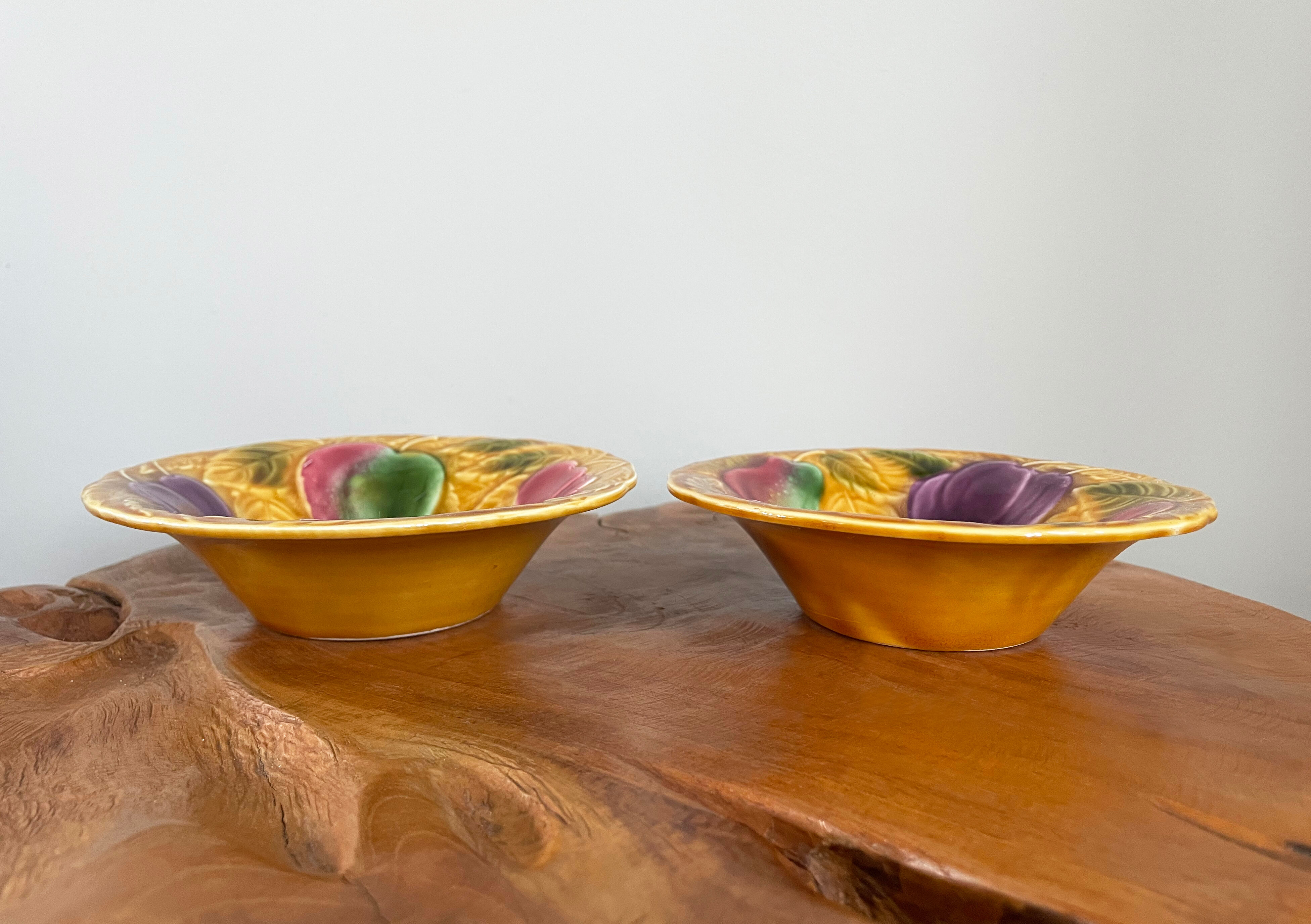 Paire de bols de service Sarreguemines Majolica représentant des fruits et des feuilles, Barbotine des années 1980
