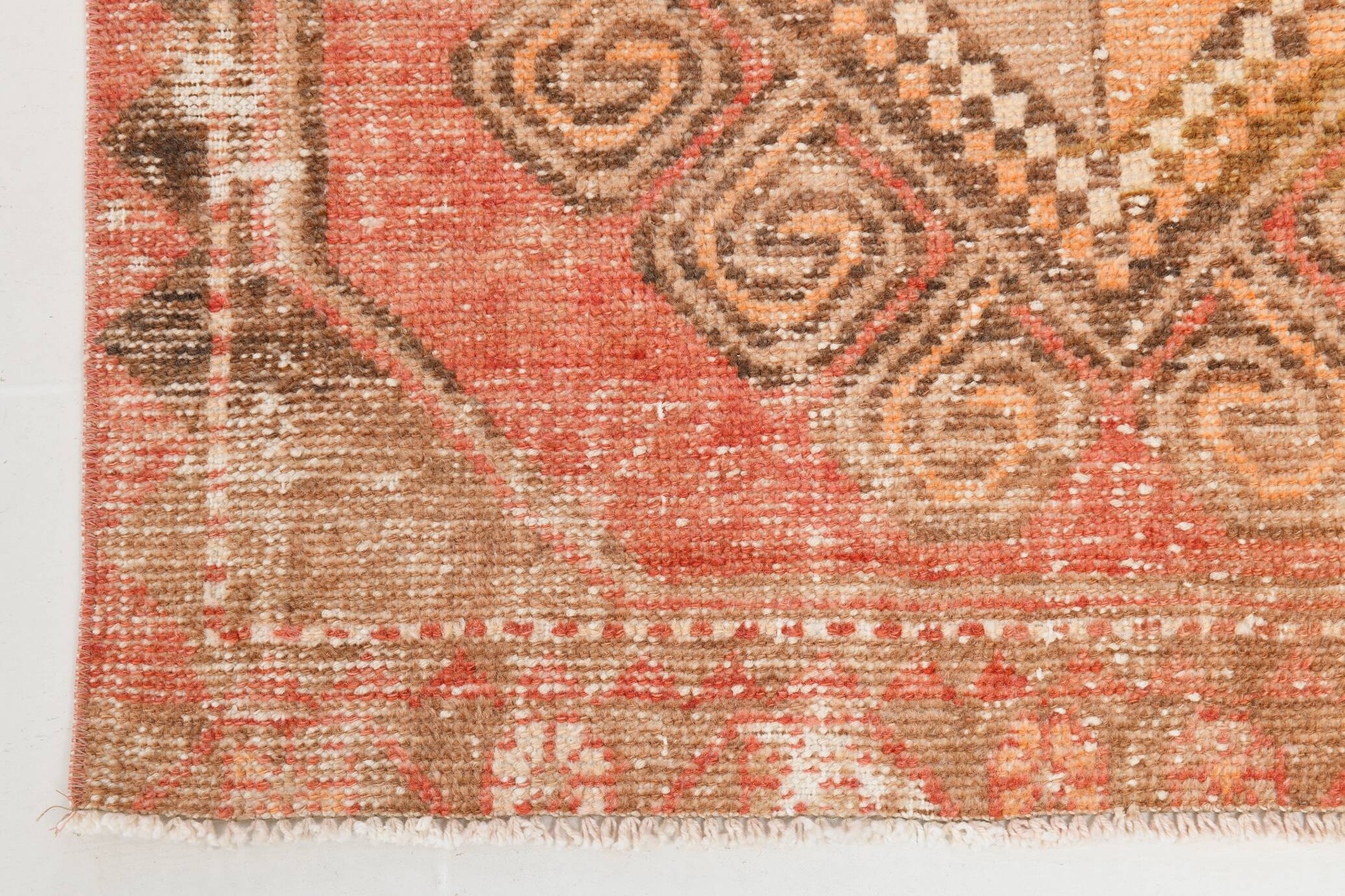 Tapis Couloir Vintage Turc, Rouge Corail, Brun Camel & Beige Géométrique