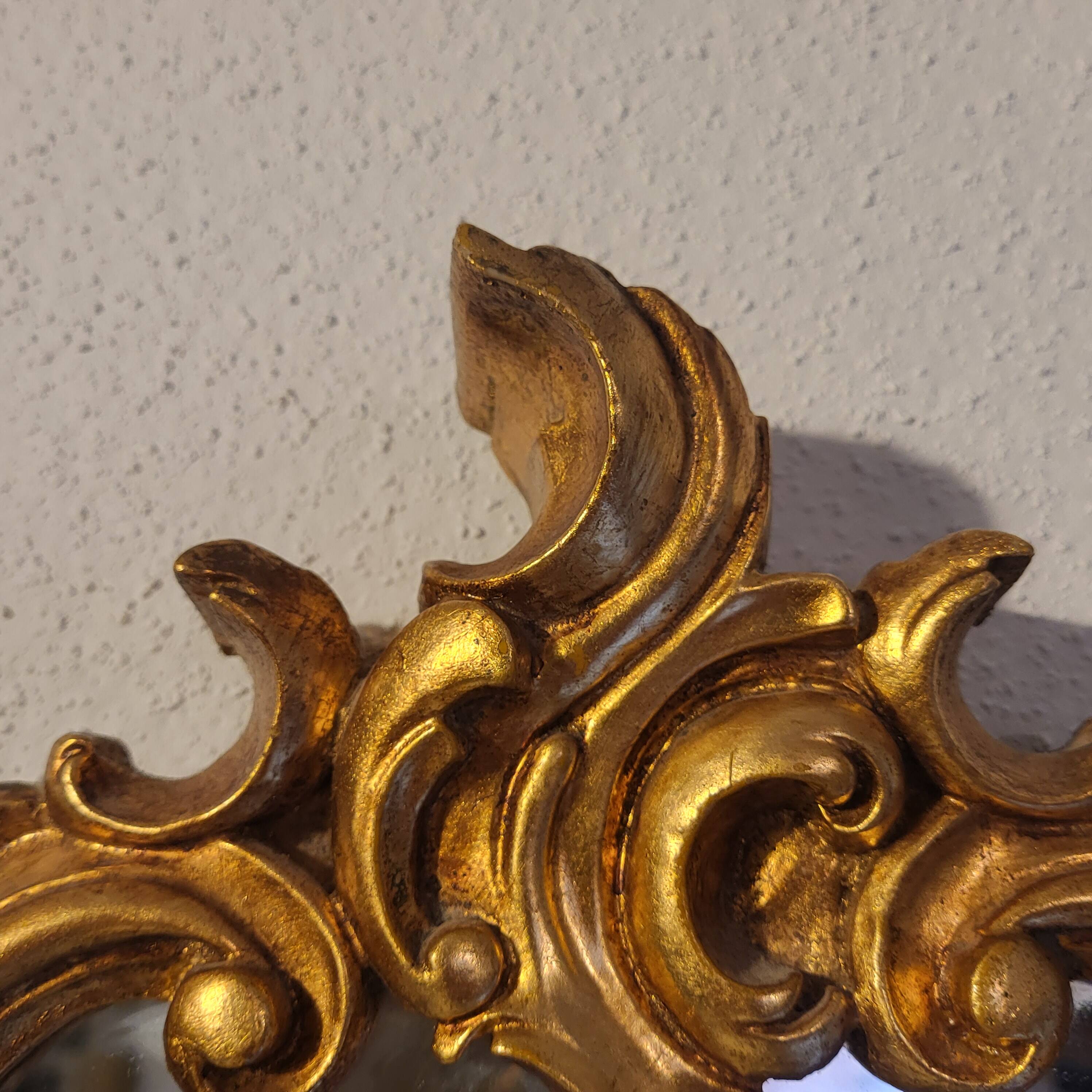 Miroir en bois d'or à  l or,style Louis 15
