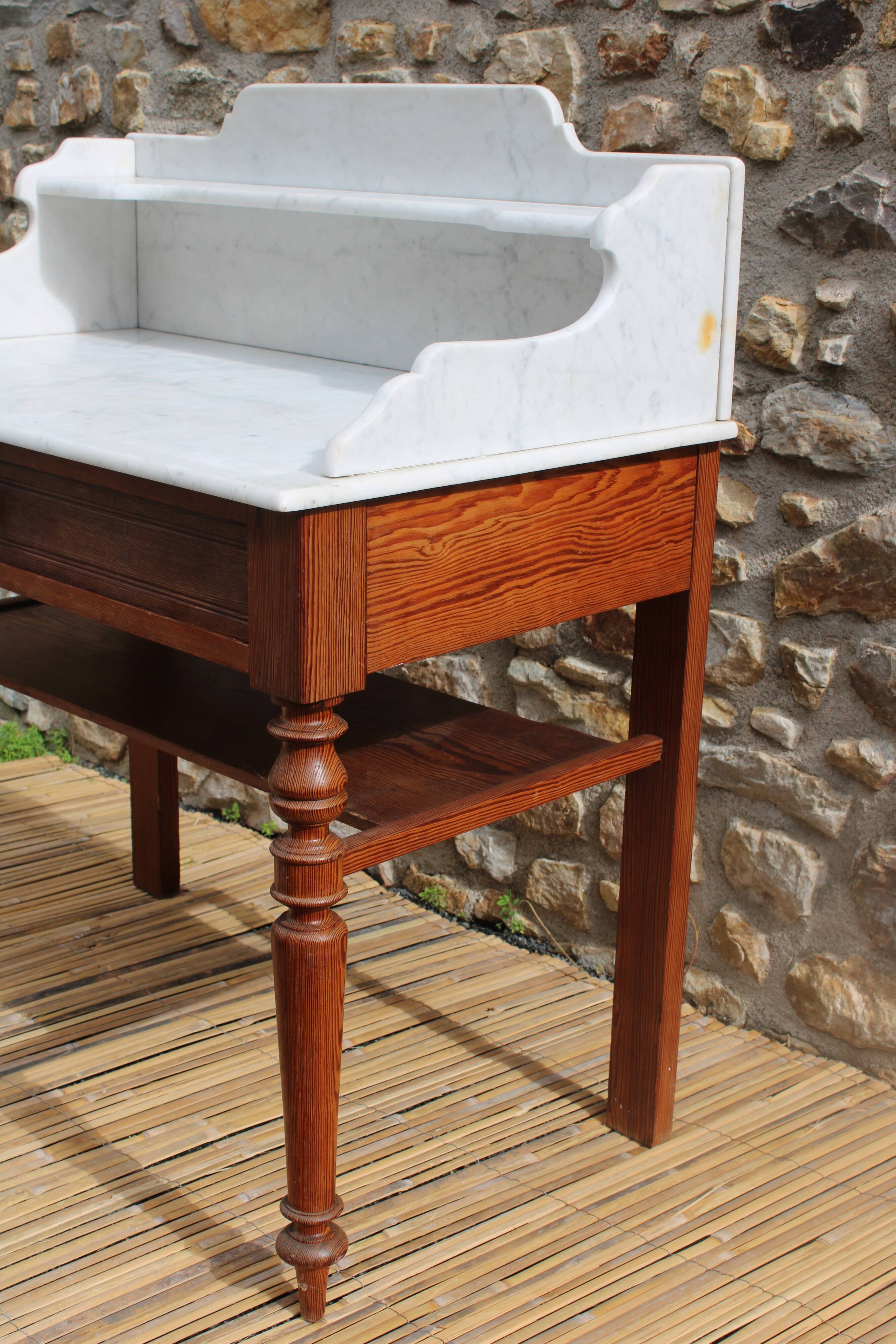 Hairdresser in pitchpin and marble