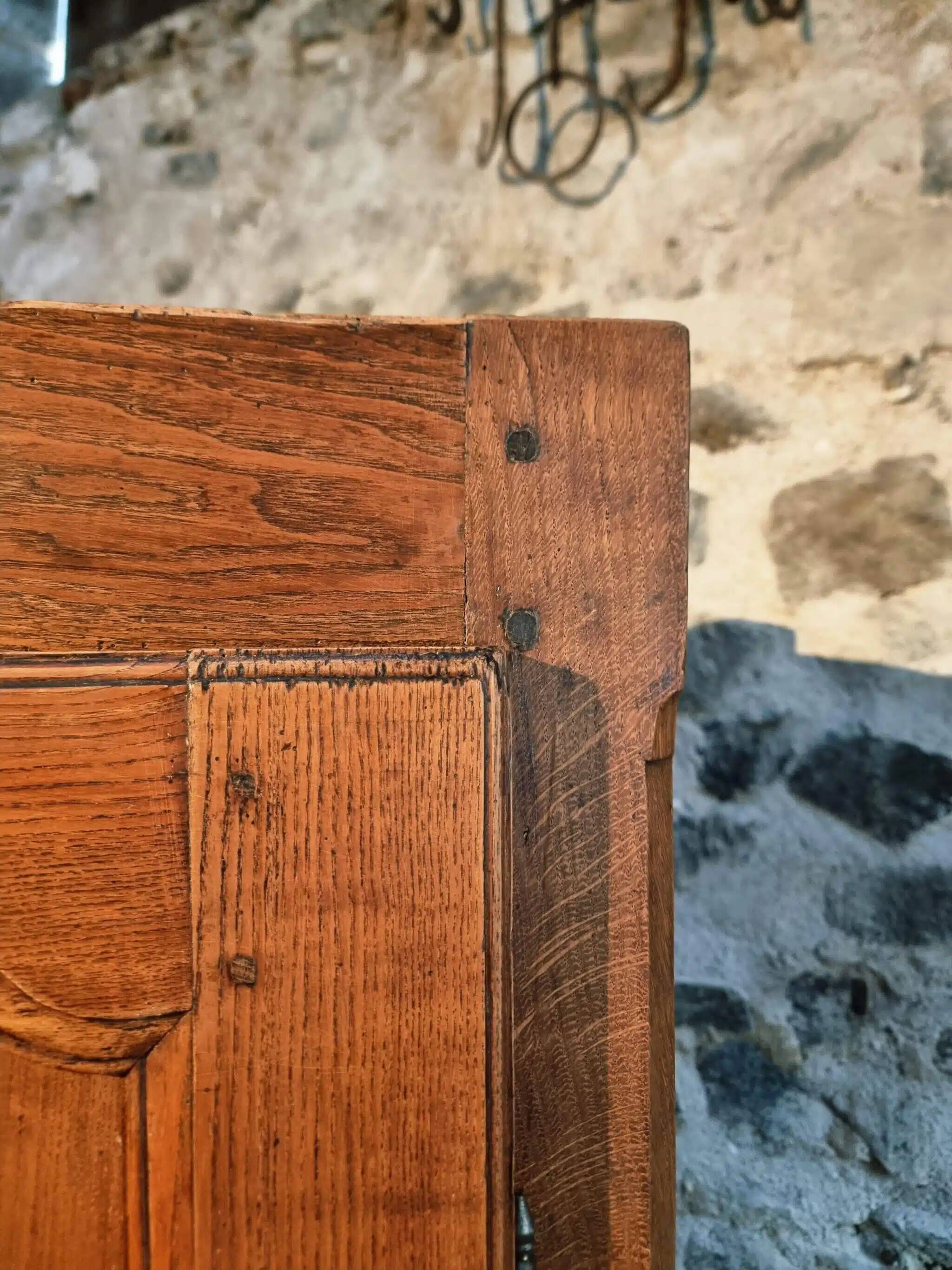 Armoire ancienne française en châtaignier – XVIIIe siècle