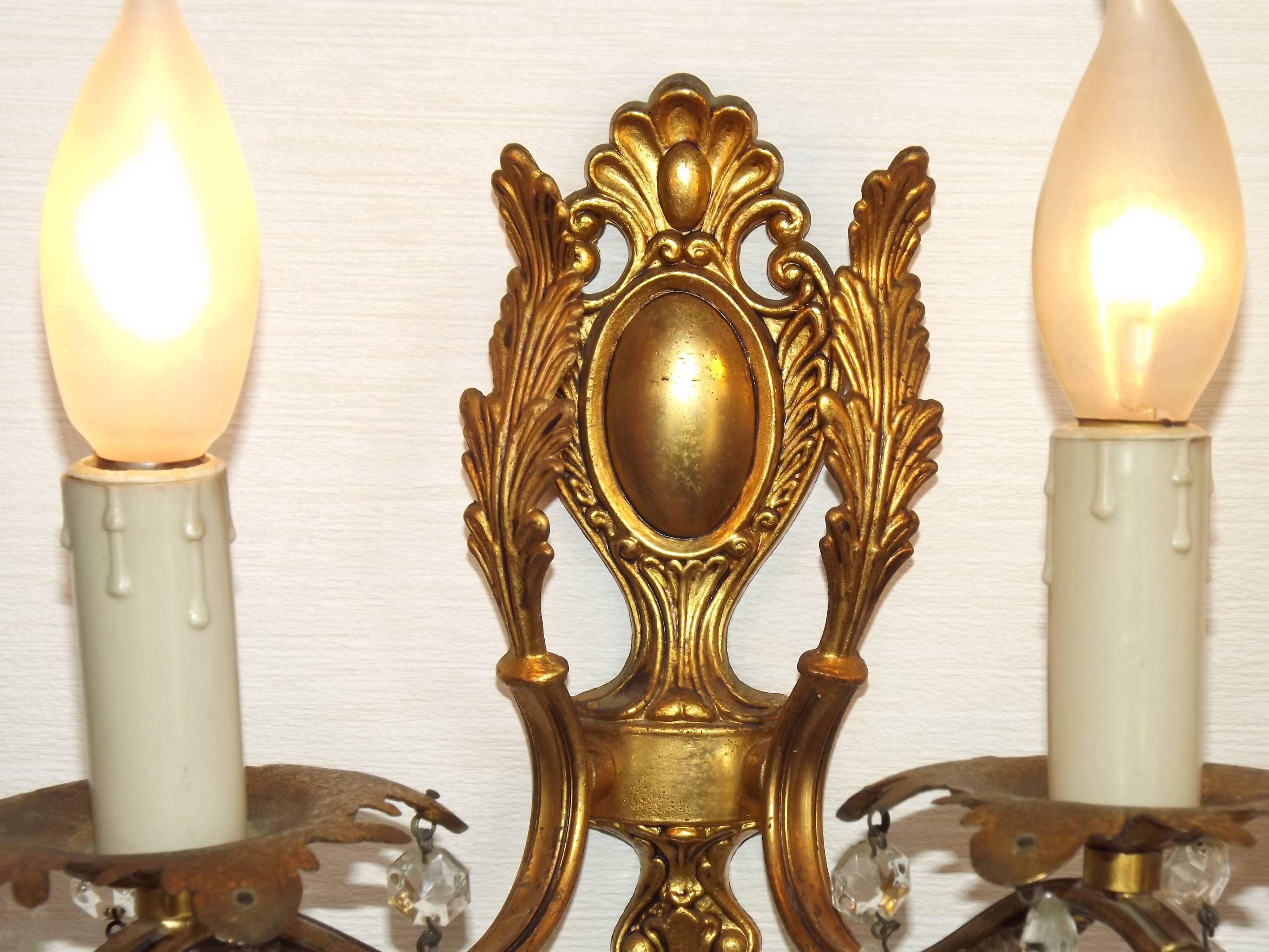 Paire de appliques murales en bronze traditionnel français avec des gouttes en cristal