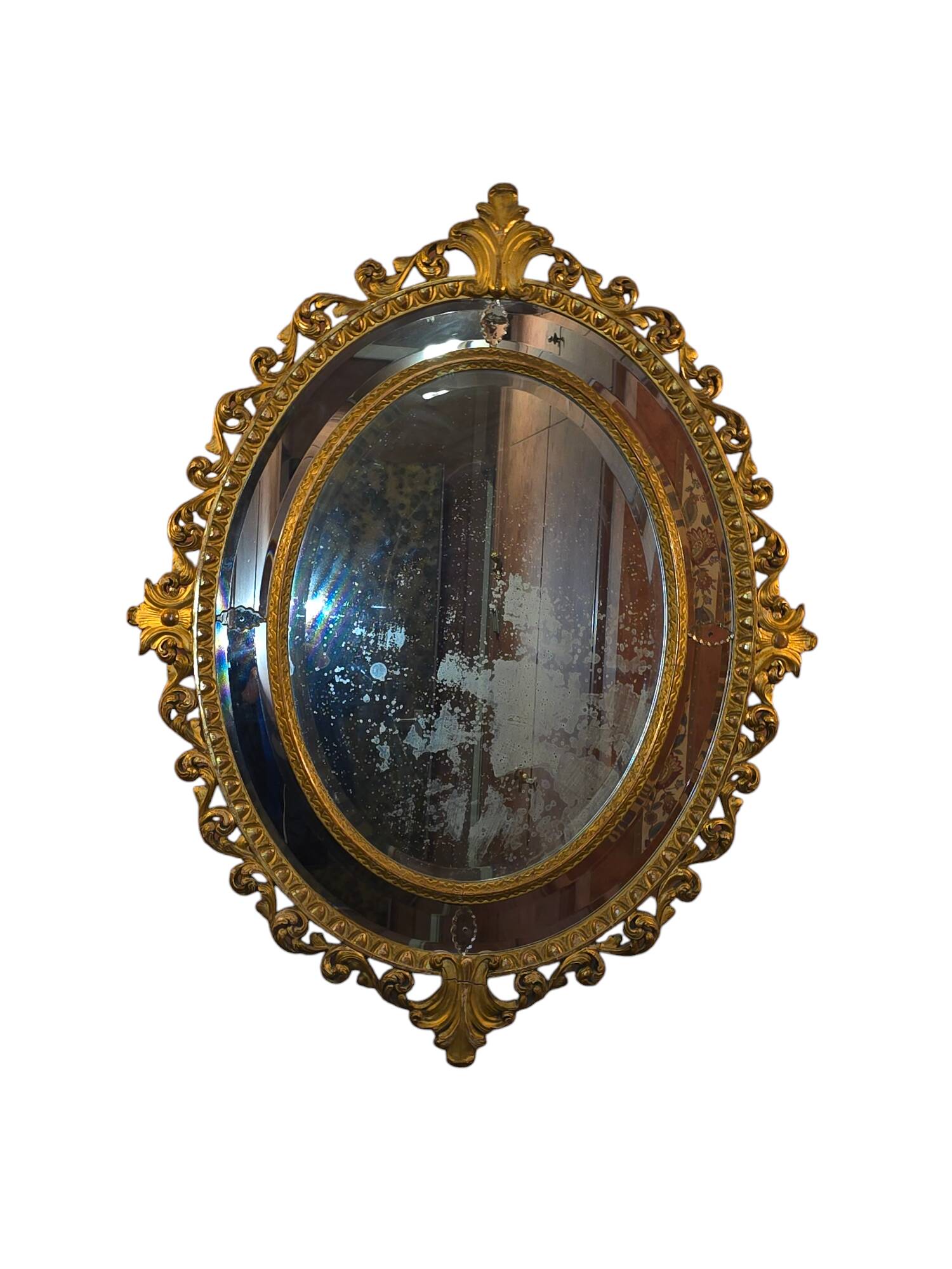 Oval mirror in gilded wood