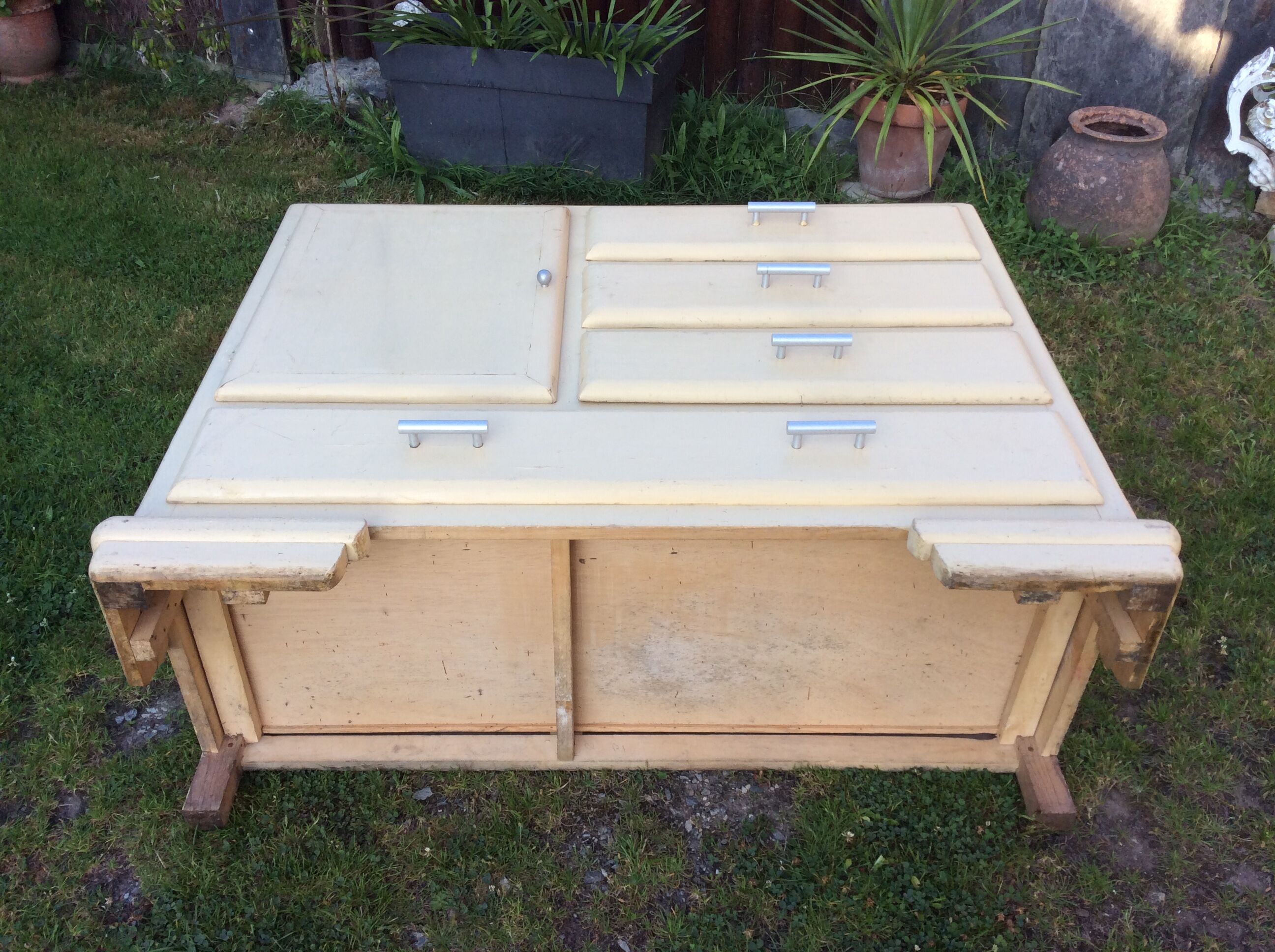 Buffet convenient vintage Mado lacquered white beige in good condition.