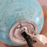 Globe terrestre, carte Taride, tripode, éclairé, mappemonde, 1967.