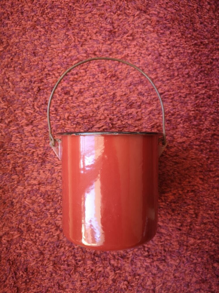 Pot/cover pot in burgundy enamelled metal, with handle - 1960s/1970s