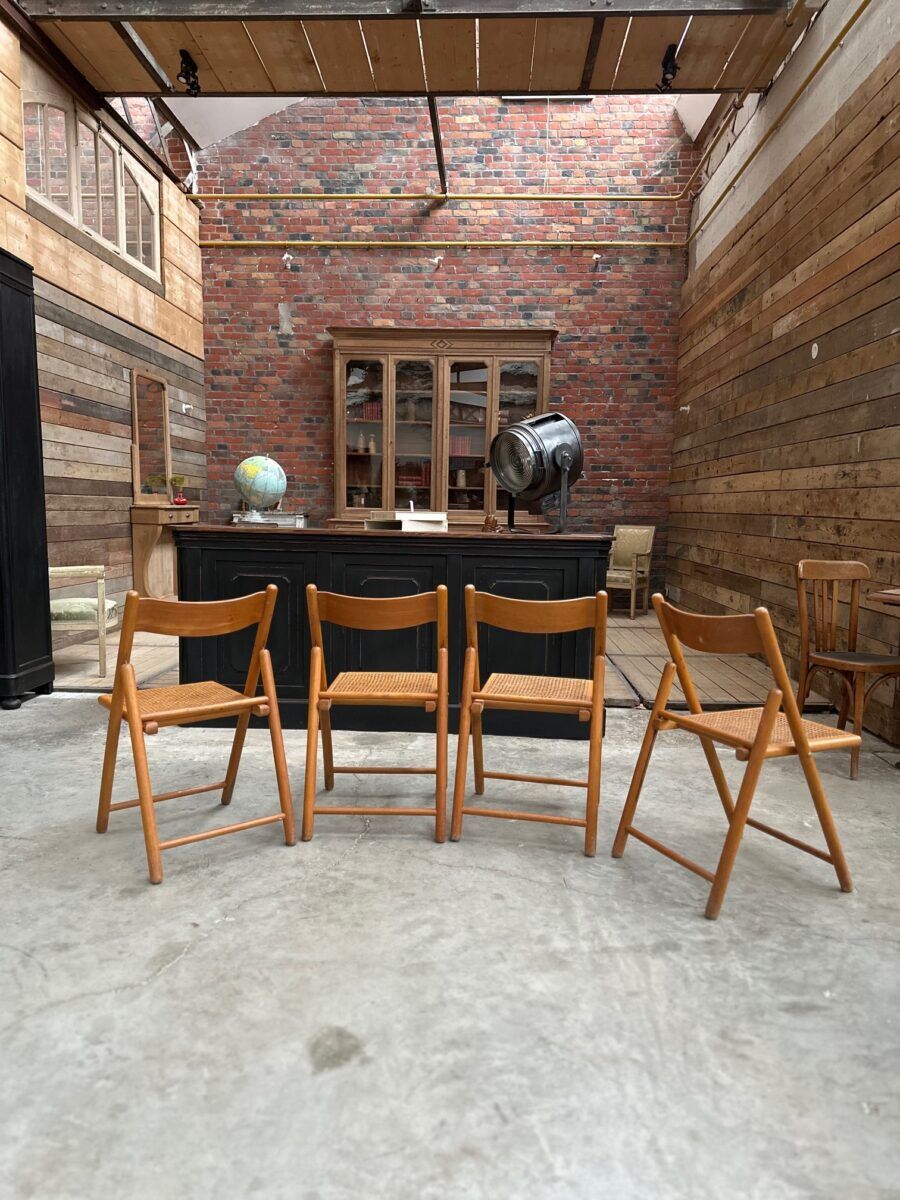 Suite de 4 chaises pliantes cannées 80’s